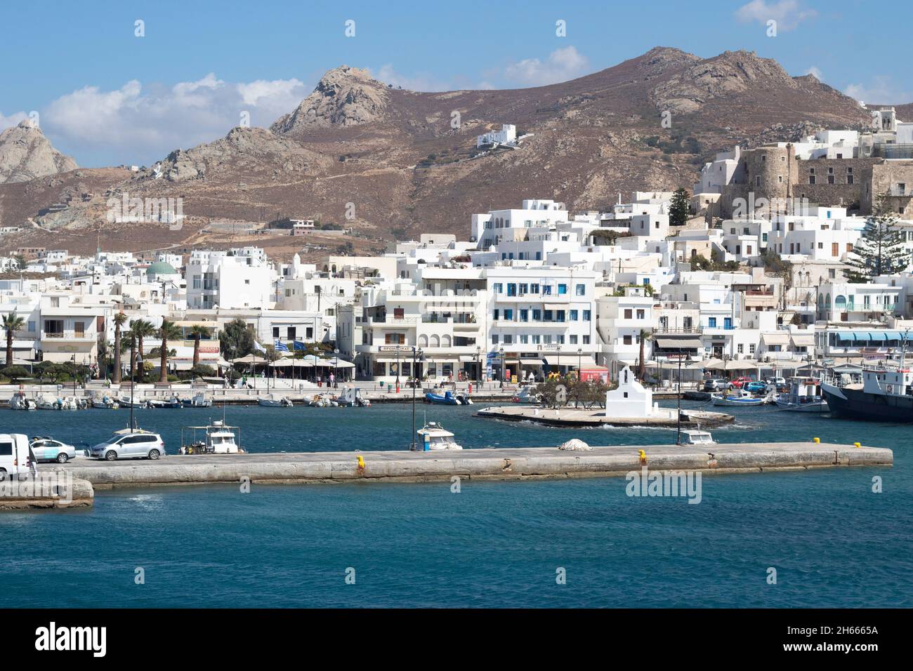 Naxos Island - Griechenland - September 21 201 : wunderschöne Altstadt von Naxos mit Blick auf die geschäftige Hafenfront dramatische Landschaft aus Bergen und dem Nebel Stockfoto