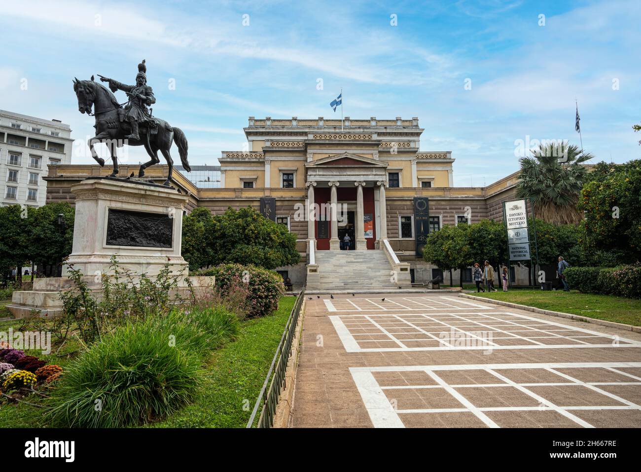 Athen, Griechenland. November 2021. Außenansicht des Nationalen Historischen Museums im Stadtzentrum Stockfoto