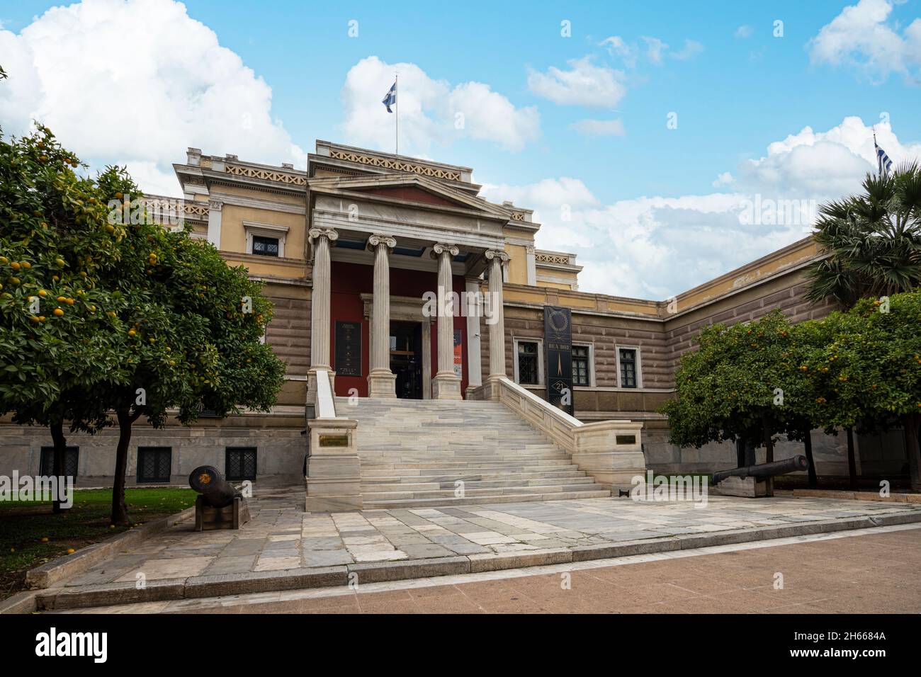 Athen, Griechenland. November 2021 .Außenansicht des alten griechischen parlamentshauses im Stadtzentrum Stockfoto