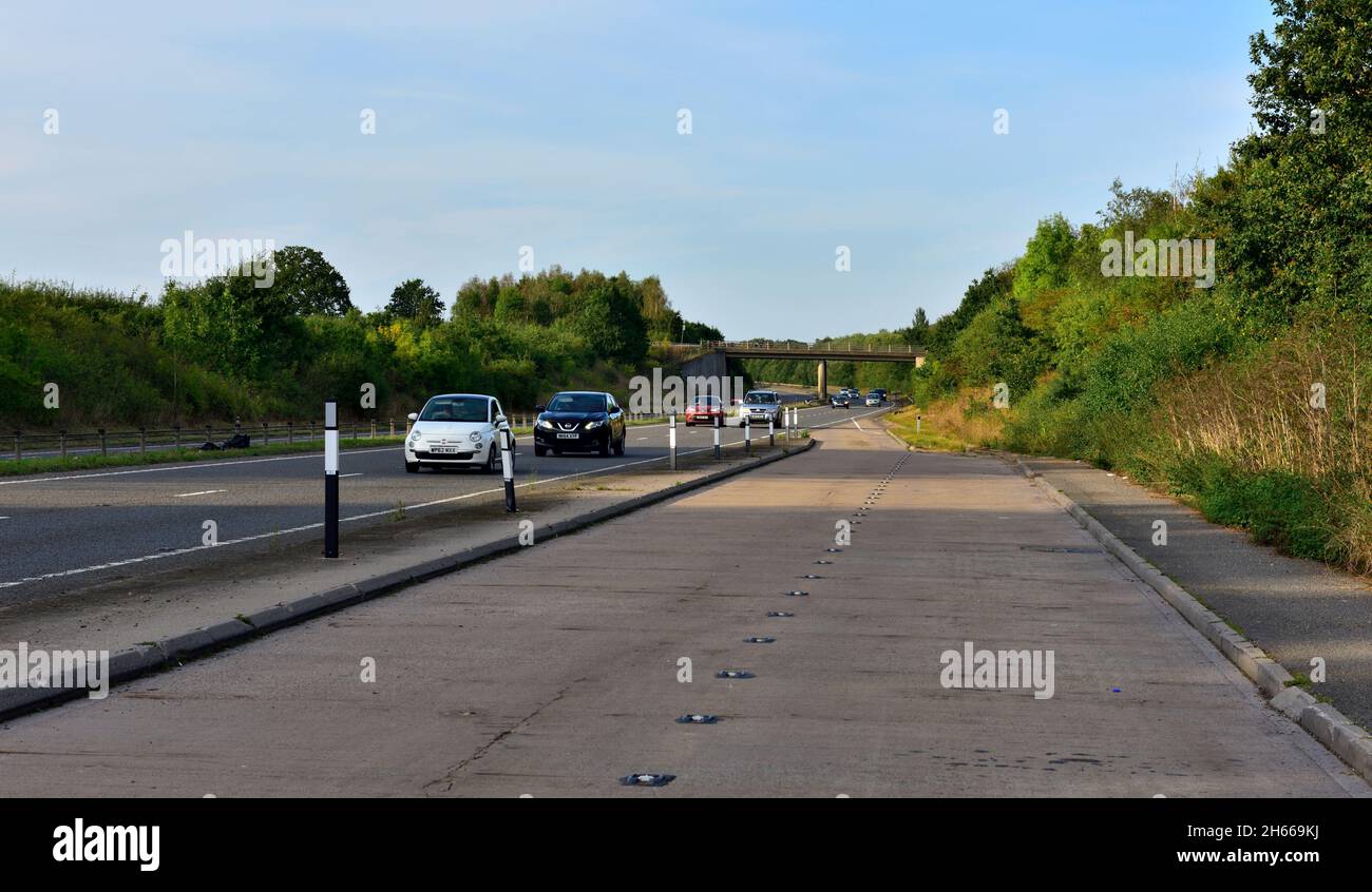 Leeres Lay-by, das den Eingang und den Raum zeigt, um die A46 Road in Warwickshire, Großbritannien, zu verlangsamen Stockfoto