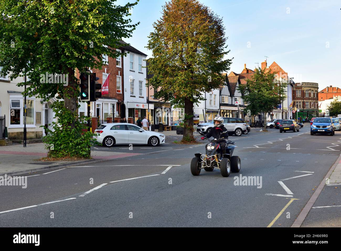 Evesham High Street mit Autos und einem Quad-Bike, Worcestershire, West Midlands, Großbritannien Stockfoto