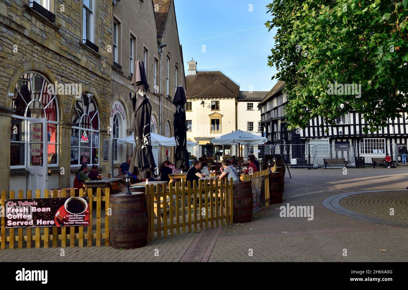 Essen und trinken Sie außerhalb der Valkyrie Bar am Marktplatz in der Marktstadt Evesham, Worcestershire, West Midlands, Großbritannien Stockfoto