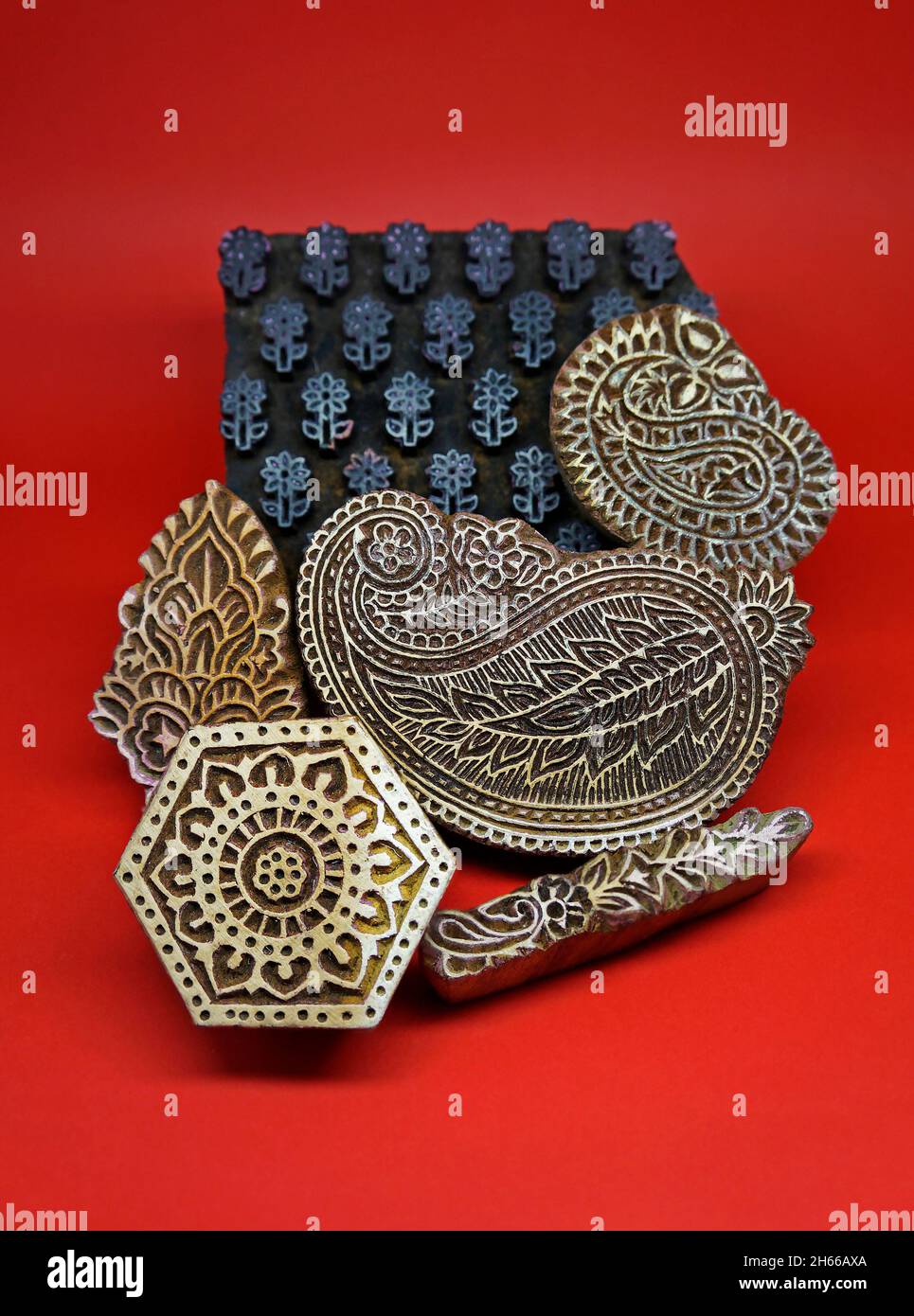 Satz traditioneller indischer Blockdrucke. Holzblöcke für handgefertigten Textildruck. Stockfoto