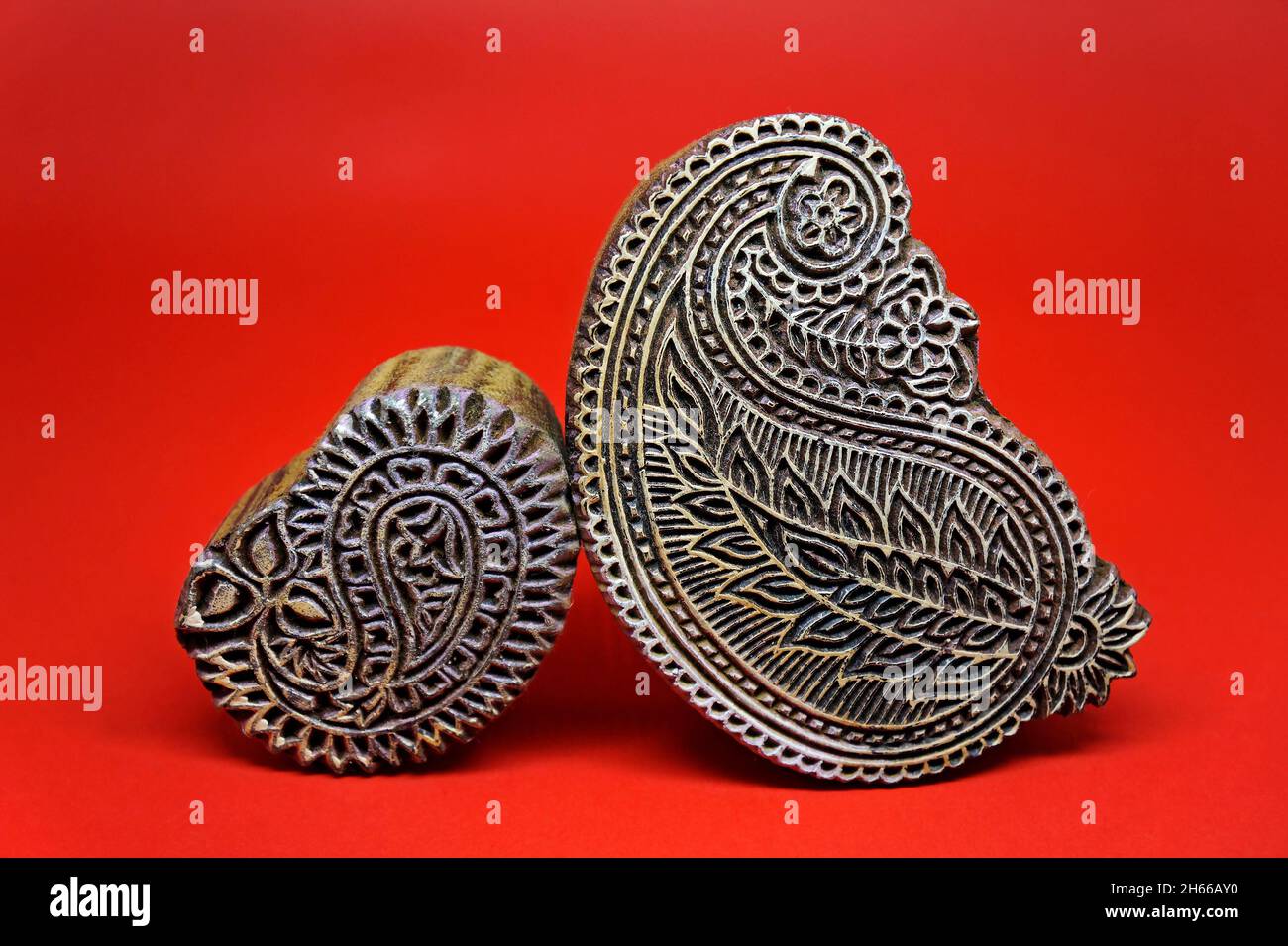 Traditionelle indische Blockdrucke. Holzblöcke für handgefertigten Textildruck. Stockfoto