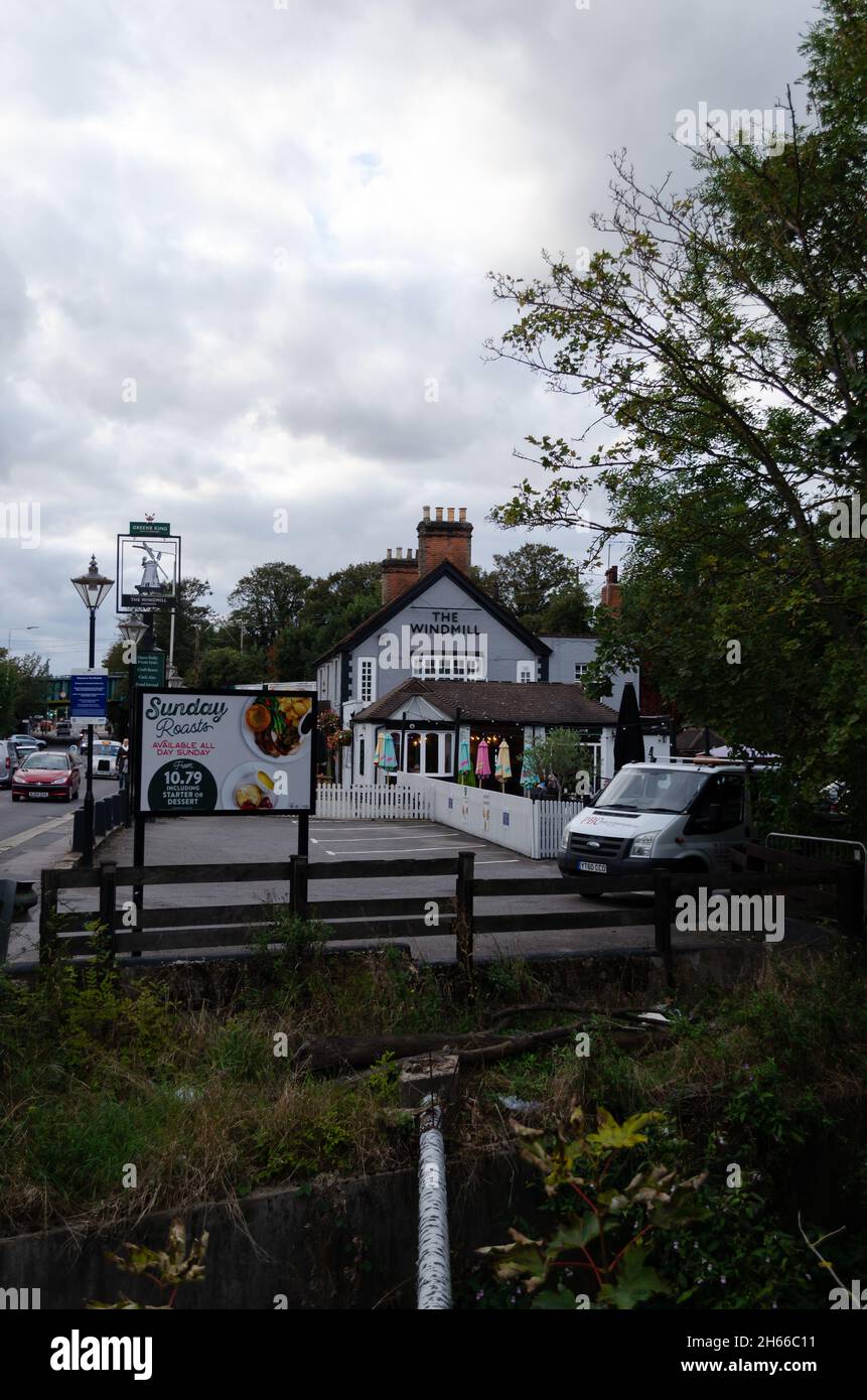 Greene King Lokale Pubs befinden sich in ganz Großbritannien, sie bieten eine warme, freundliche Atmosphäre und servieren tagsüber und abends großartige britische Gerichte. Stockfoto