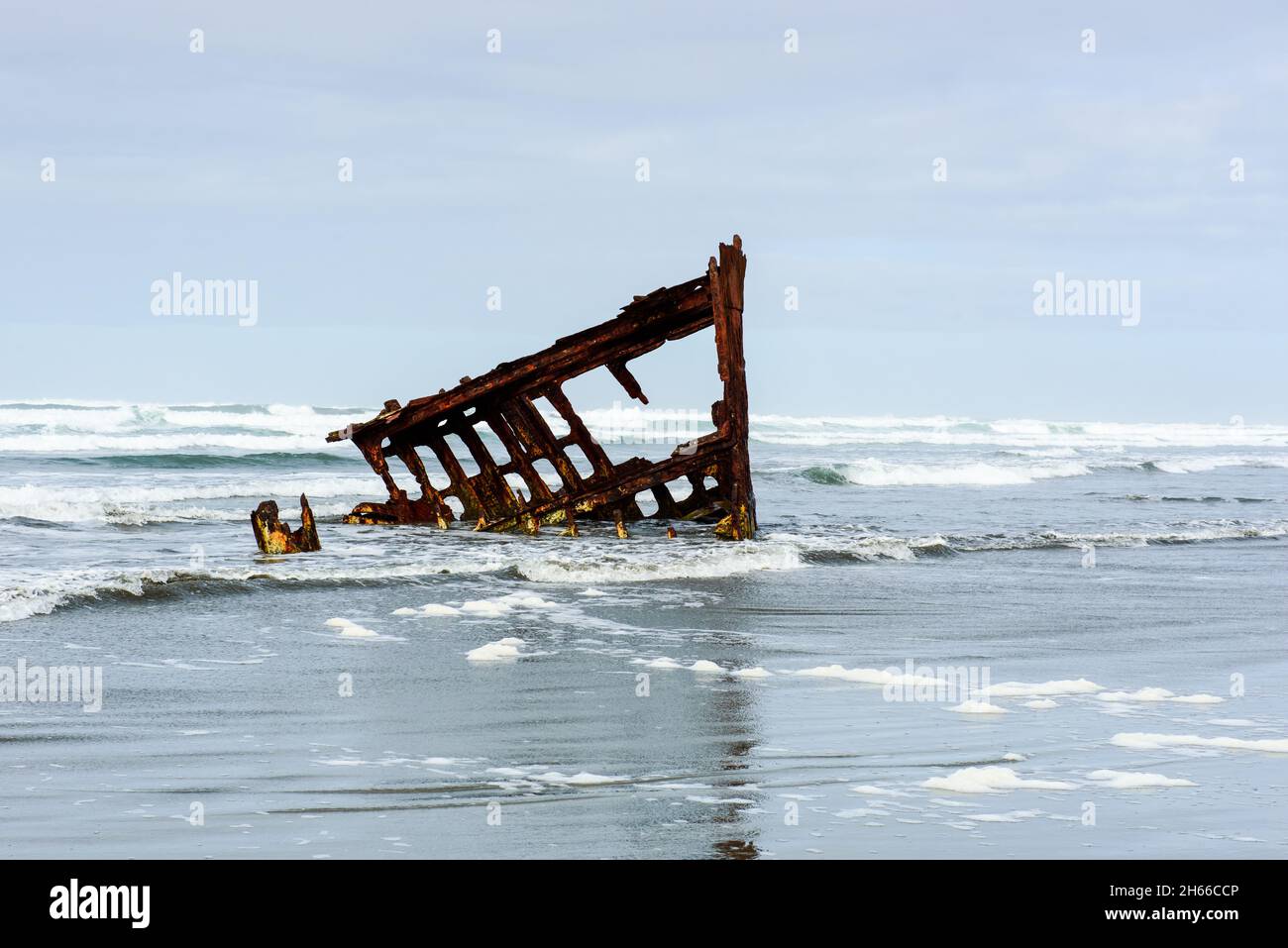 Das Schiffswrack von Peter Iredale wurde von pazifischen Wellen bekämpft Stockfoto