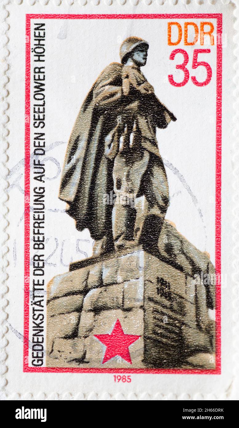 DEUTSCHLAND DDR UM 1985 Eine Briefmarke aus der DDR, die ein Denkmal