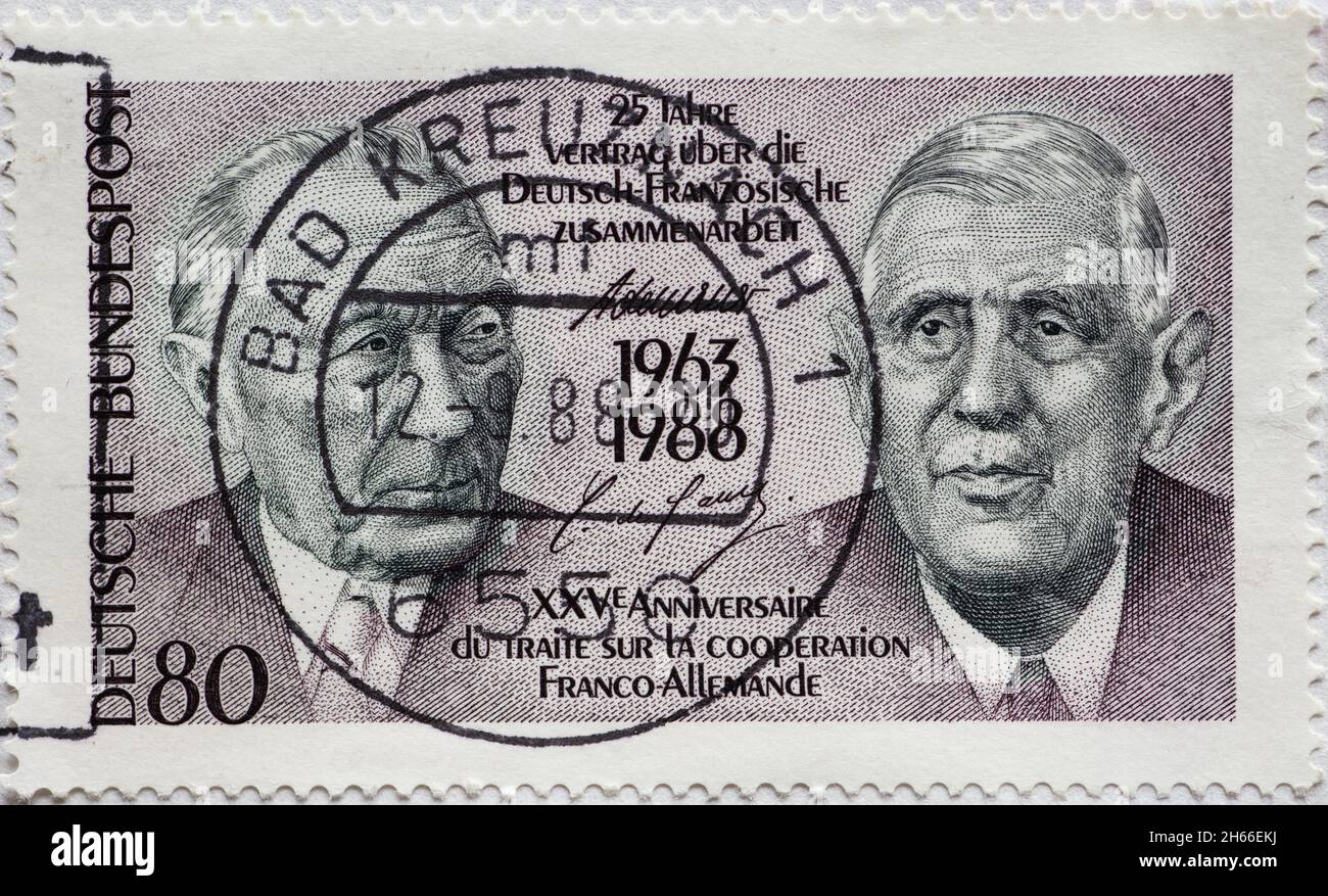 DEUTSCHLAND - UM 1988: Eine Briefmarke aus Deutschland, die ein Porträt von Konrad Adenauer und Charles de Gaulle zeigt. Anlass: 25 Jahre Élysée Trea Stockfoto