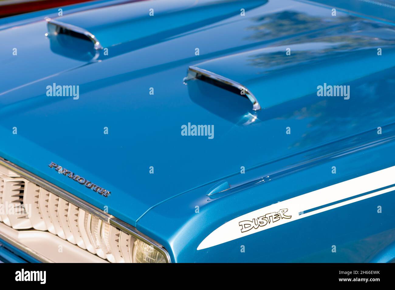 GROSSE POINTE SHORES, MI/USA - 19. SEPTEMBER 2021: Nahaufnahme einer 1971 Plymouth Duster 340 Haube Scoop, EyesOn Design Car Show, in der Nähe von Detroit, Michigan. Stockfoto