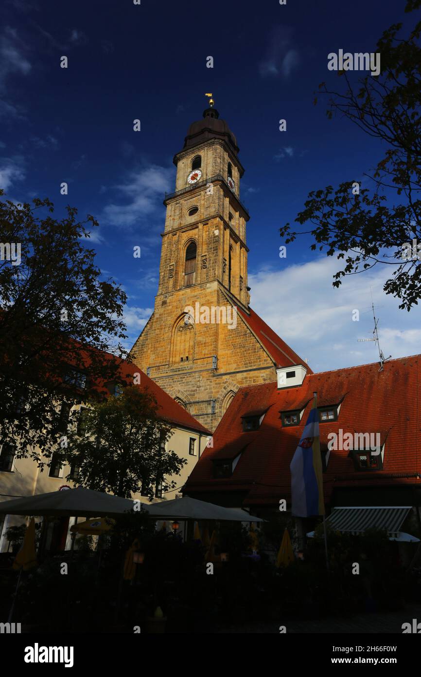 Amberg, Bayerm.Oberpfalz ein Spaziergang durch das mittelalterliche Zentrum Ambergs mit Rathaus verzaubert sowie Kulturliebhaber als Shoppingfreund Stockfoto