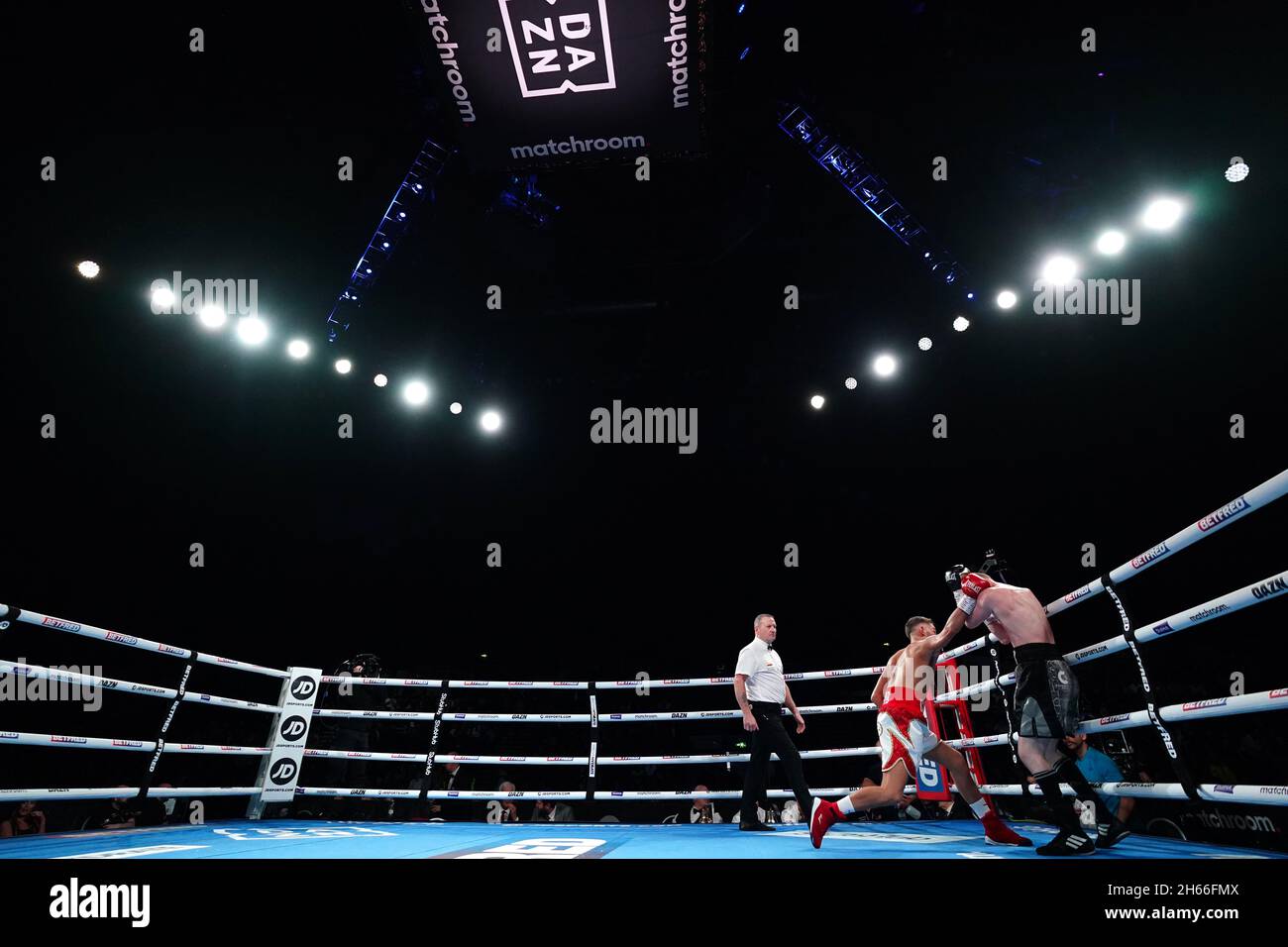 William Cawley (links) und Stephen Jackson im Bantamweight-Kampf in der Sheffield Arena. Bilddatum: Samstag, 13. November 2021. Stockfoto