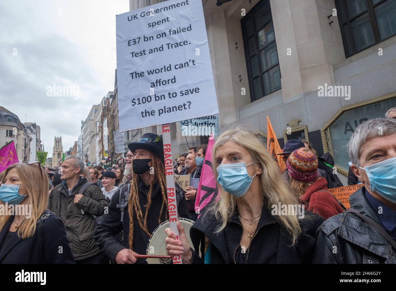 London, Großbritannien. 13. Nov 2021.Extinction Rebellion ergreift Maßnahmen in London, da die COP26 keine Maßnahmen zur Verhinderung der Klimakatastrophe ergriffen hat. Sie protestieren friedlich vor der Lord Mayor's Show und weisen auf die Schuld der City of London hin, die Ausbeutung und schmutzige Brennstoffe zu finanzieren, die zu dem Problem geführt haben, Marschieren Sie an den Menschenmassen entlang der Fleet Street vorbei, die für Klimagerechtigkeit aufrufen, während die offizielle Prozession in die entgegengesetzte Richtung vorüber ging. Später, als sie versuchten, die Prozession zu stoppen, zwangen sie die Polizei zur Seite der Straße. Peter Marshall/Alamy Live News Stockfoto