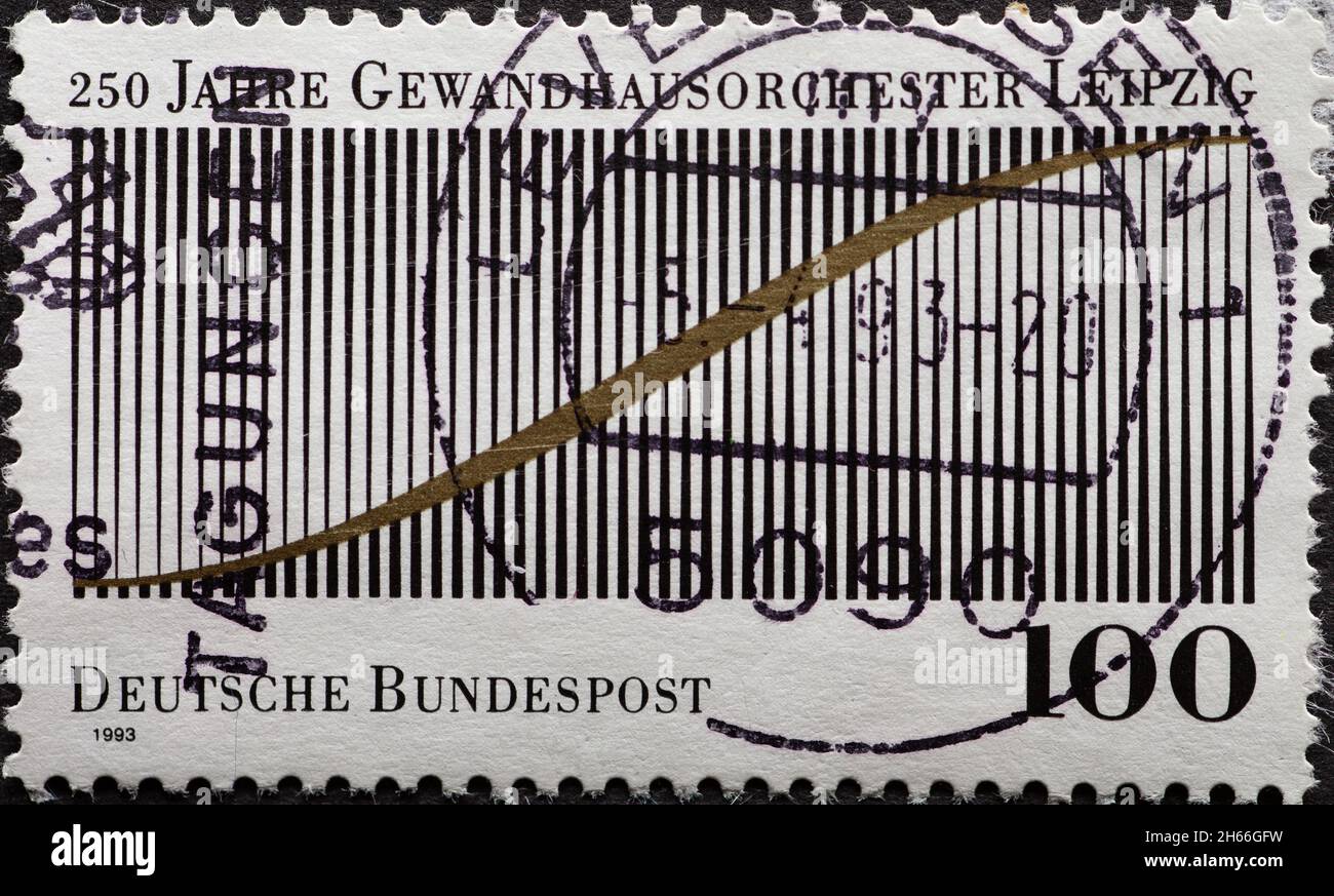 DEUTSCHLAND - UM 1993: Eine Briefmarke aus Deutschland, die eine grafische Darstellung einer stilisierten Klangoszillation zeigt. 250 Jahre Leipziger Gewandh Stockfoto