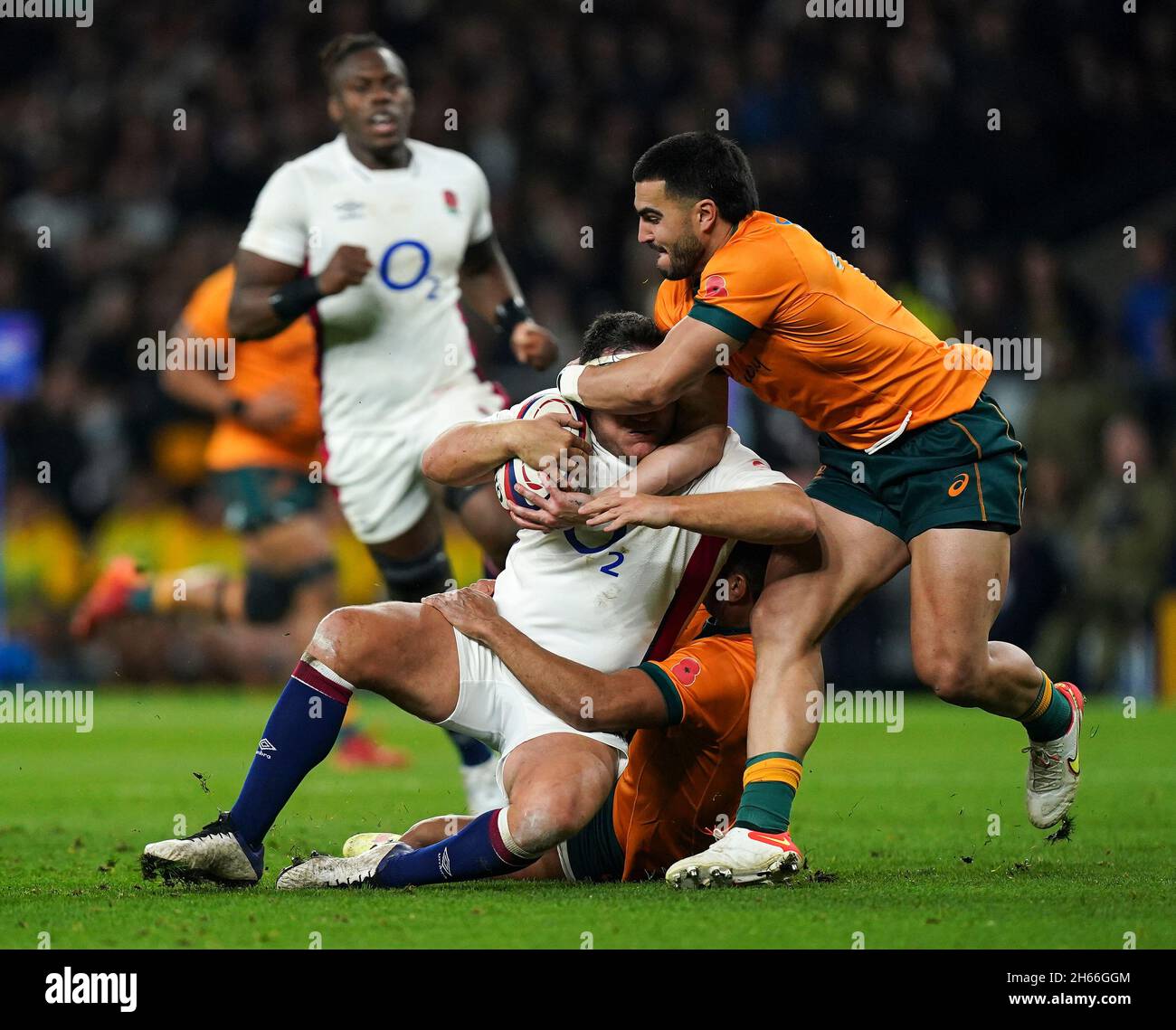 Der Australier Tom Wright (rechts) stellt sich beim Autumn International-Spiel im Twickenham Stadium, London, gegen den Engländerin Jamie George (Mitte) wegen einer Elfmeterstrafe in einem hohen Tackle. Bilddatum: Samstag, 13. November 2021. Stockfoto