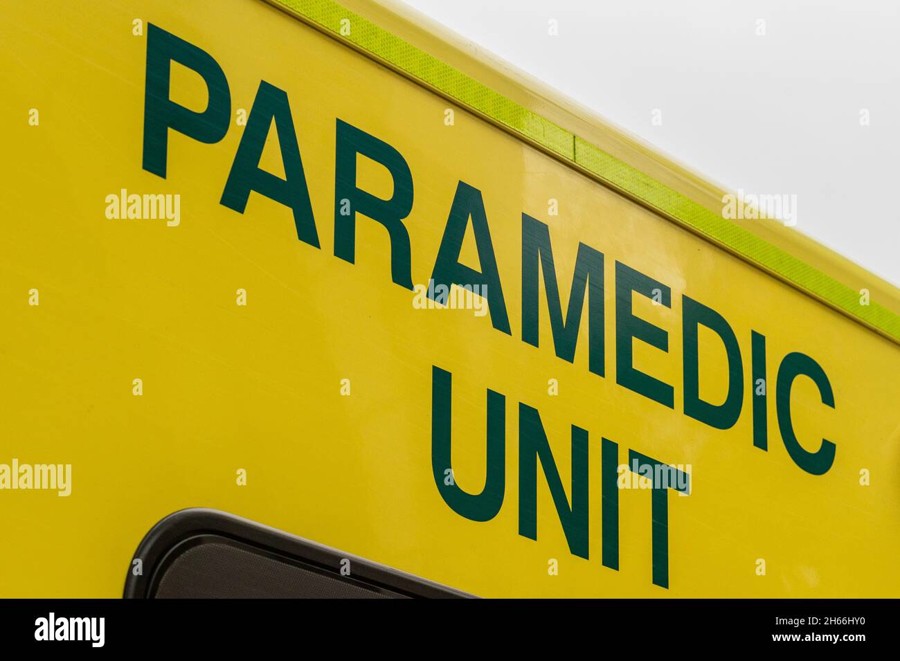 Irischer Krankenwagen mit der Aufschrift „Sanitäter Einheit“ auf der Außenseite des Fahrzeugs in Irland. Stockfoto