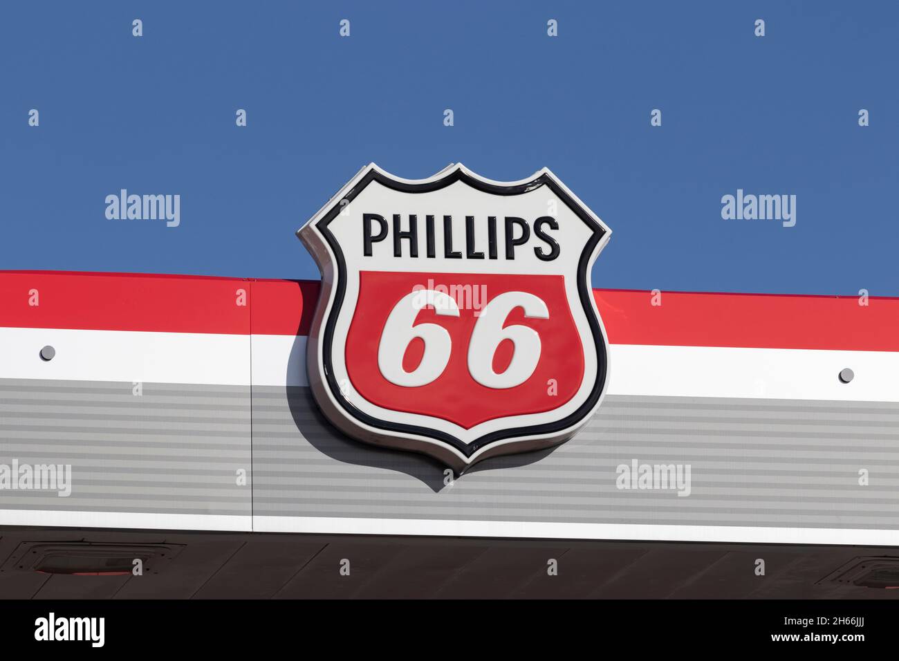 Ft. Wayne - ca. November 2021: Phillips 66 Gas- und Tankstelle. Phillips 66 ist ein amerikanisches Energieunternehmen und ein unabhängiger Ölraffinierer. Stockfoto