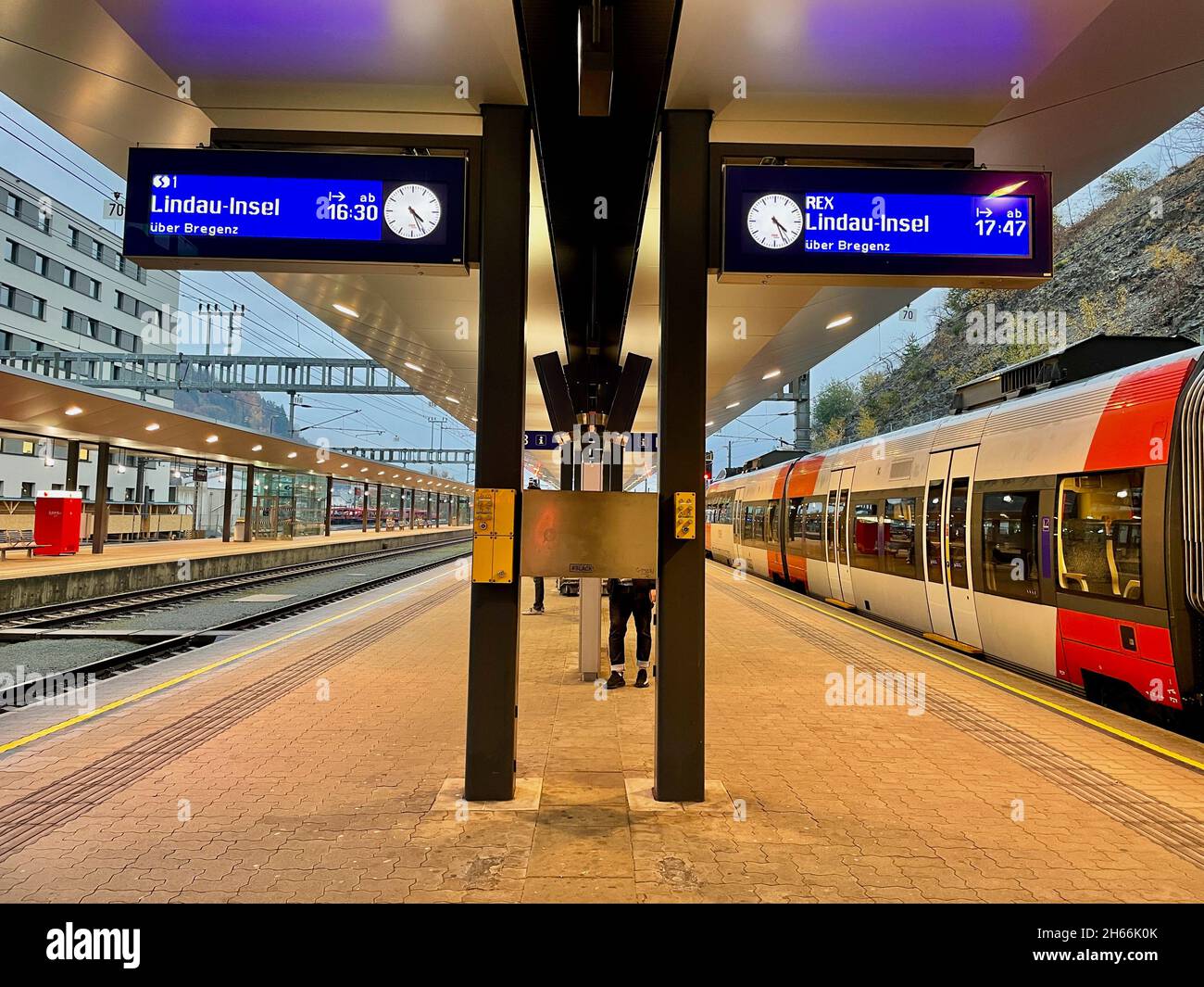 Feldkirch, Österreich, 13.11.2021. Bahnsteig am Bahnhof Feldkirch mit OEBB-Zug. Stockfoto