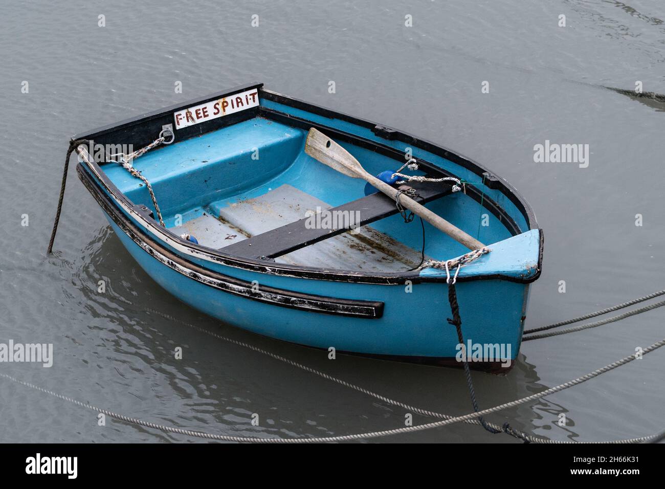 Kleines blaues Ruderboot / Tender, mit dem Namen 'Free Spirit' Stockfoto