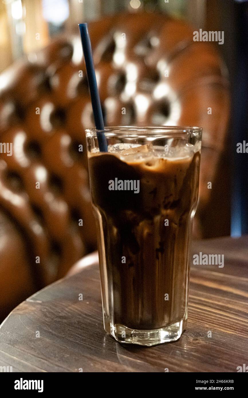 eisgekühlte Kakao-Schokolade aus Latte in einem hohen Glas. Kalter Sommerdrink im Hintergrund Stockfoto