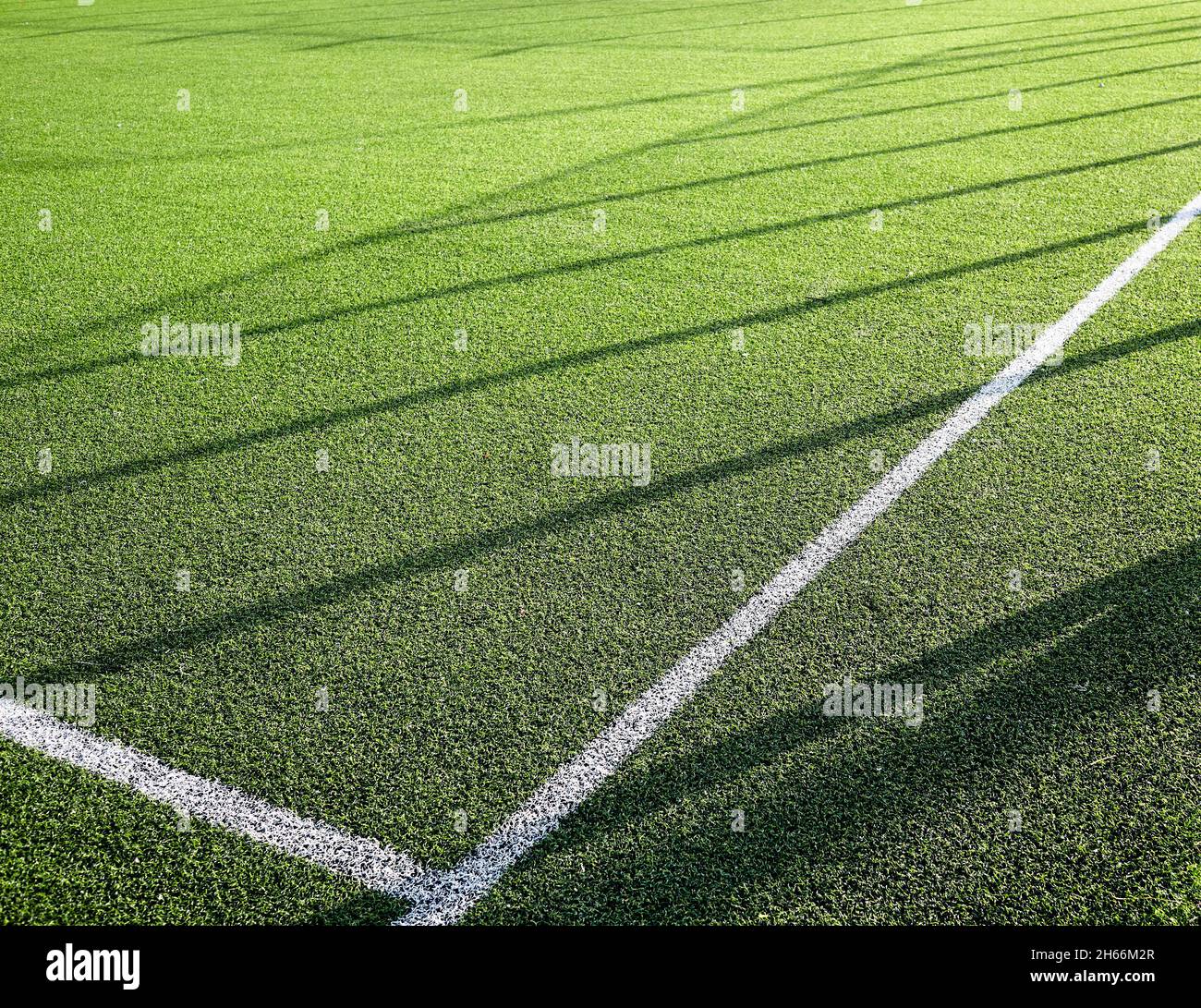 Rasenplatz zum Fußballspielen. Nahaufnahme des Fußballfeldes mit grünem Gras Stockfoto