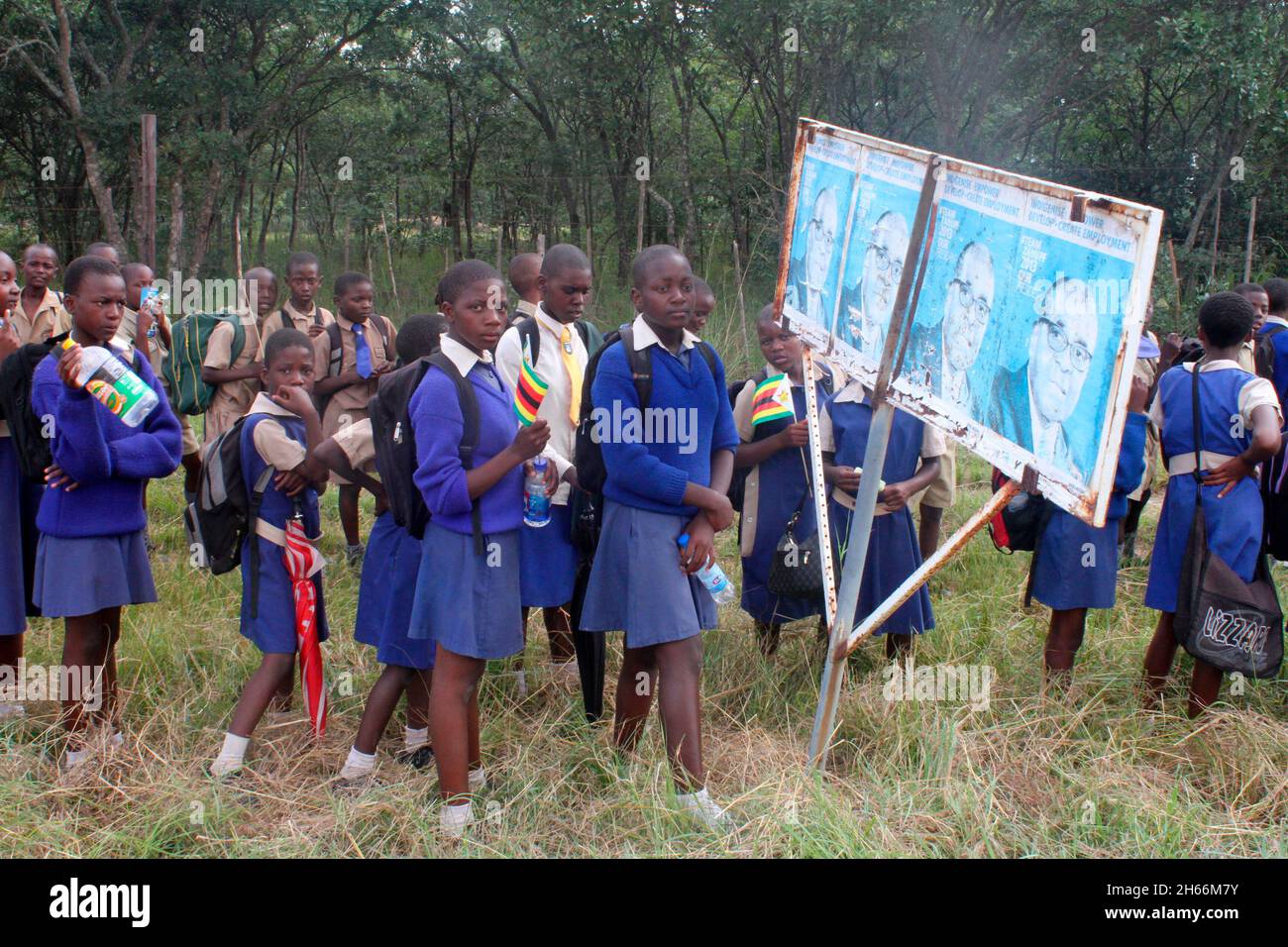 Schulkinder der Ruzawi Primary School werden gesehen, nachdem sie das Rudhaka-Stadion verlassen haben, um die 90. Feier von Präsident Roobert Mugabe in Marondera zu feiern. Schulkinder wurden oft mit den Feierlichkeiten beschäftigt. Simbabwe. Stockfoto