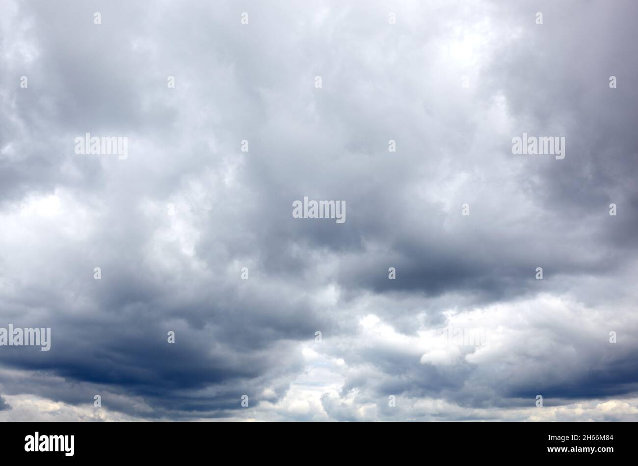 Dramatische schwarze Wolke vor Regen. Wunderschöne Wolkenlandschaft über Horizont, Himmel Stockfoto