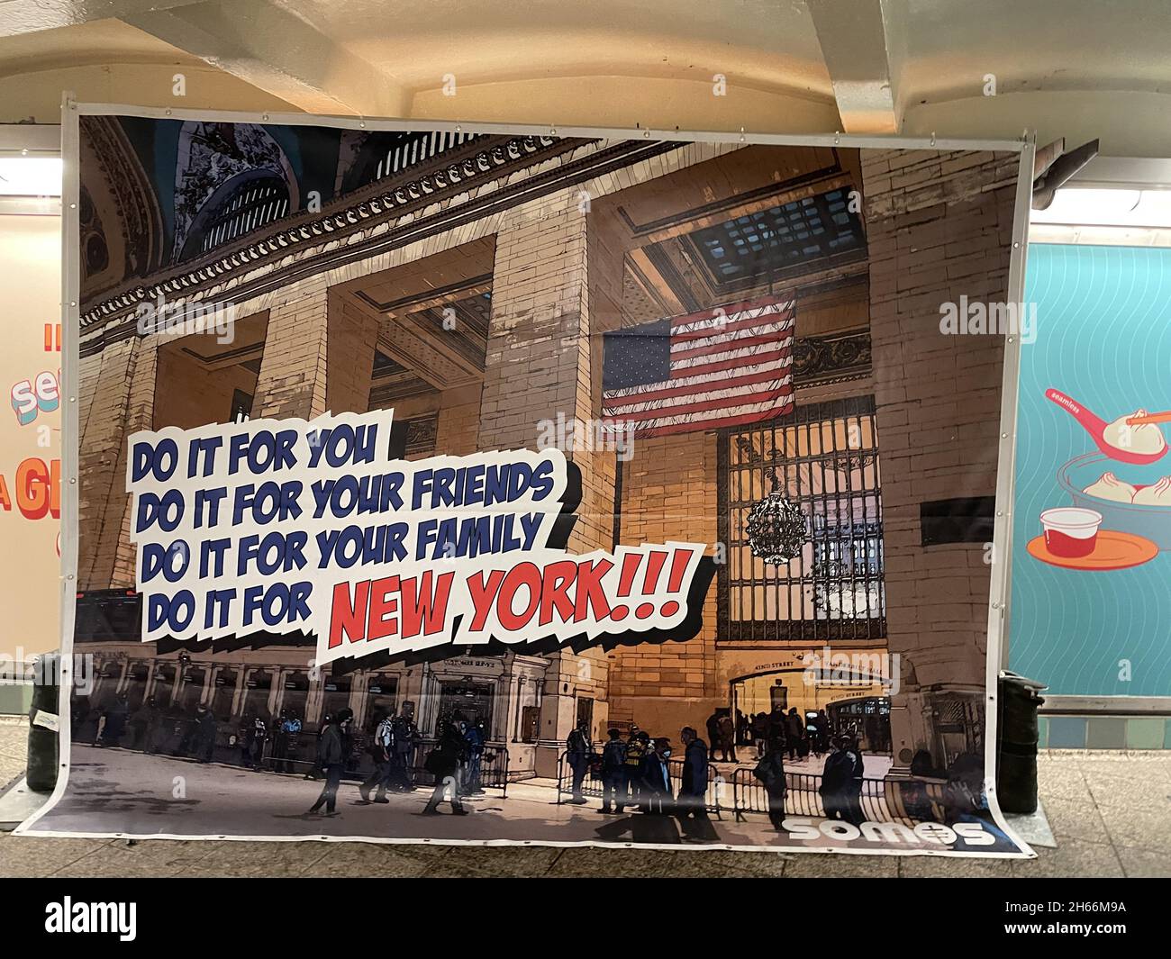 New York, NY, USA. November 2021. Covid-19 Pro-Impfstoff-Anzeige, gesehen am 13. November 2021 an der U-Bahnstation Times Square in New York City. Kredit: Rainmaker Fotos/Media Punch/Alamy Live Nachrichten Stockfoto