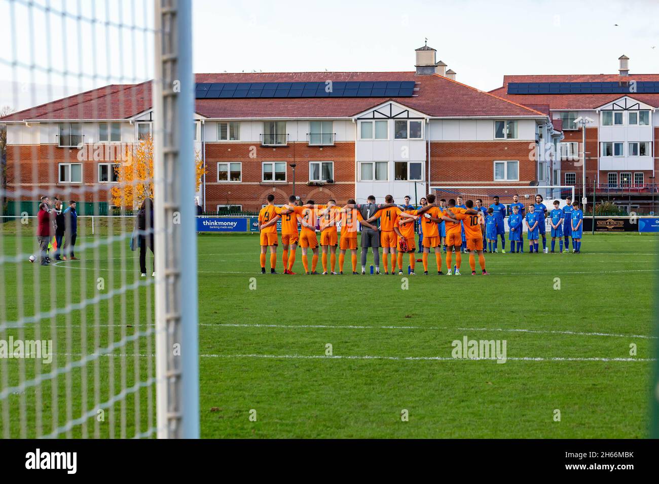 Mark Pye, Chairman des Warrington Rylands FC, führt die Teams und Beamten auf das Spielfeld und legt einen Kranz an die Stelle in der Mitte, an der beide Teams zum Gedenktag eine Schweigeminute halten. Quelle: John Hopkins/Alamy Live News Stockfoto