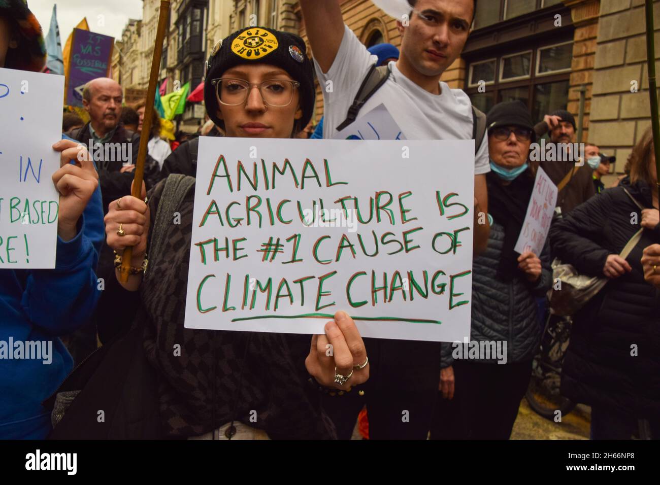 London, Großbritannien. November 2021. Ein Demonstrator hält während des Protestes ein Plakat zur Bekämpfung der Tierhaltung.Aussterbungsrebellion Demonstranten marschierten durch die Stadt und störten die Lord Mayor's Show aus Protest gegen das "Scheitern" der COP26-Klimakonferenz. Die Lord Mayor's Show ist eine öffentliche Parade anlässlich der Einweihung des neuen Lord Mayor der City of London, dem Finanzdistrikt der Hauptstadt. Kredit: SOPA Images Limited/Alamy Live Nachrichten Stockfoto