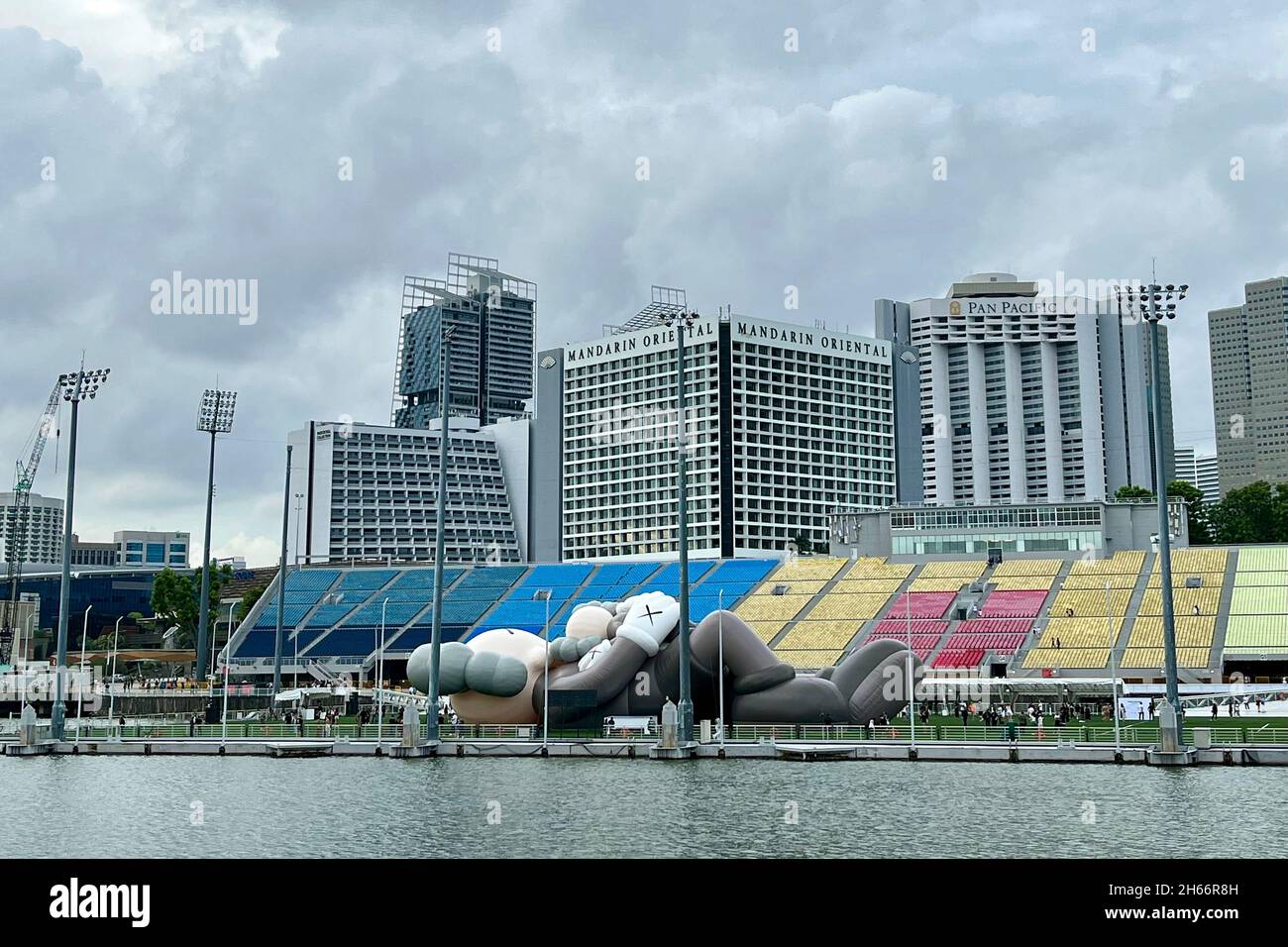 Singapur, Singapur. November 2021. Ein 42 m langes aufblasbares Kunstwerk des Künstlers KAWS ist im Float in Marina Bay in Singapur zu sehen. Der amerikanische Künstler KAWS, dessen richtiger Name Brian Donnelly ist, ist bekannt für seine Spielzeuge, Skulpturen und Gemälde. (Foto von Lionel Ng/SOPA Images/Sipa USA) Quelle: SIPA USA/Alamy Live News Stockfoto