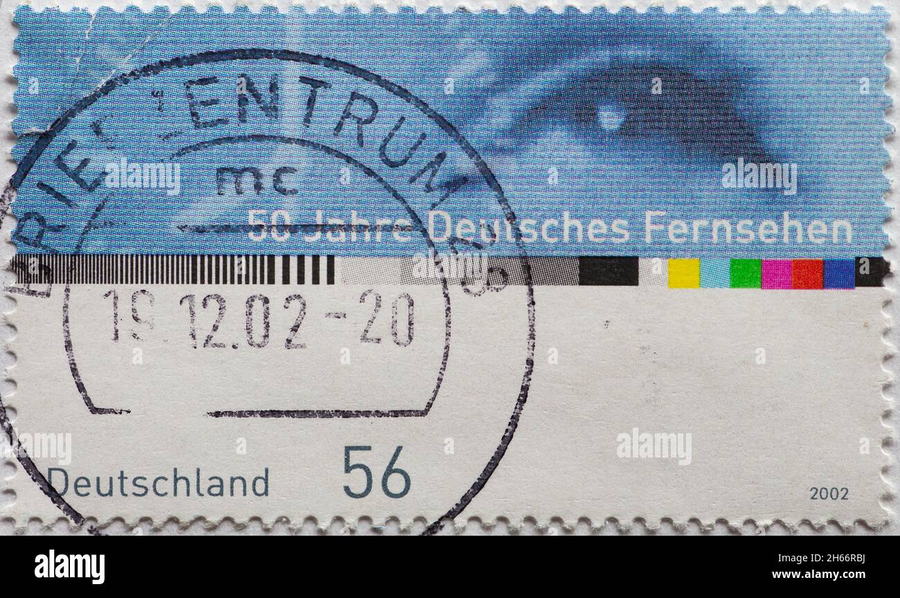 DEUTSCHLAND - UM 2002 : eine Briefmarke aus Deutschland, die ein Auge und Teile des TV-Testmusters zeigt. 50 Jahre deutsches Fernsehen Stockfoto