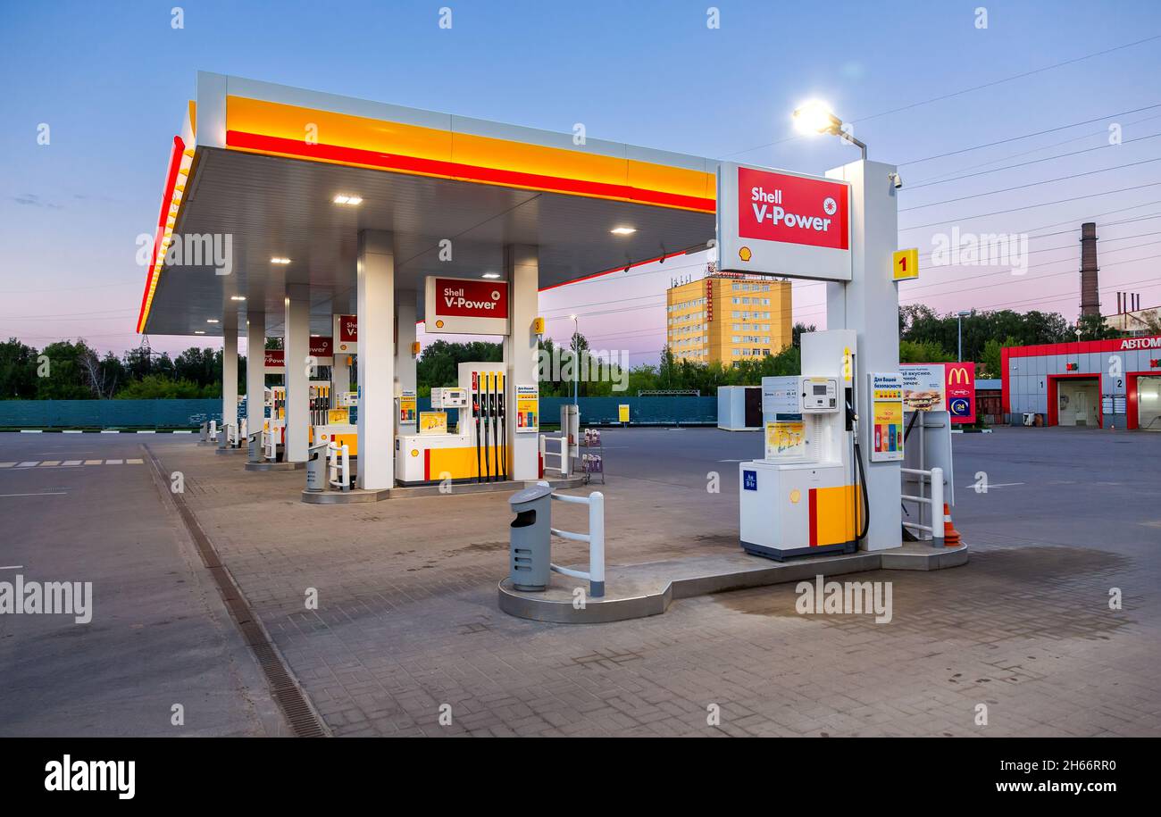 Moskau, Russland - 5. Juli 2021: Shell-Tankstelle am Abend. Shell V-Power-Tankstelle. Royal Dutch Shell ist ein anglo-niederländisches multinationales Öl- und Gasunternehmen Stockfoto