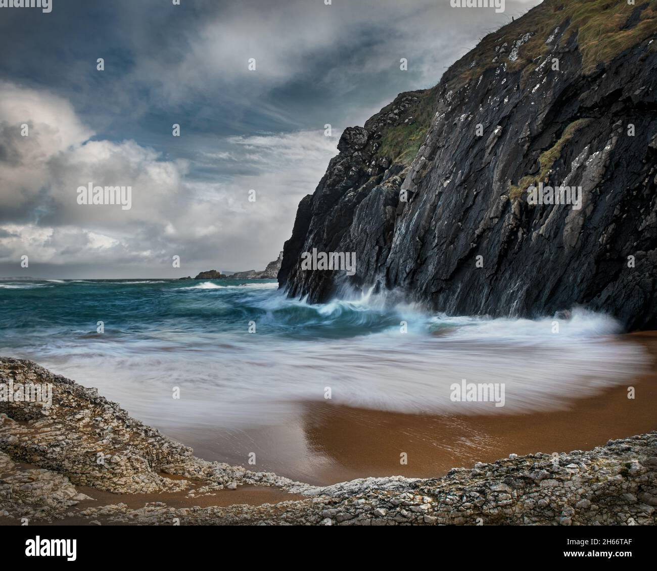 Strand in Ballintoy, einem schönen Ort von natürlicher Schönheit und einer der Drehorte von Game of Thrones. Stockfoto