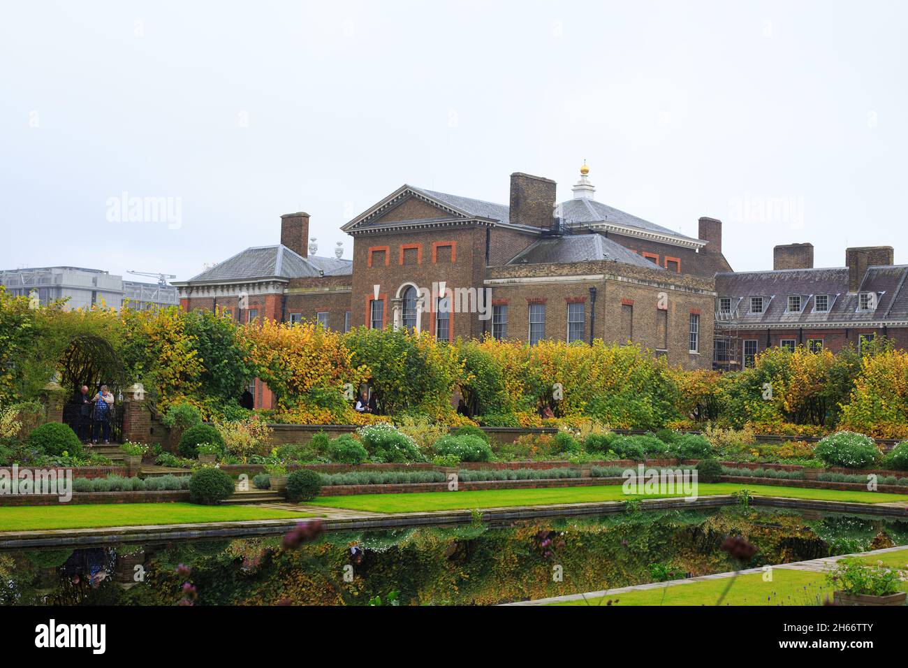 Kensington Palace mit Blick auf die versunkenen Gärten, London, Großbritannien Stockfoto