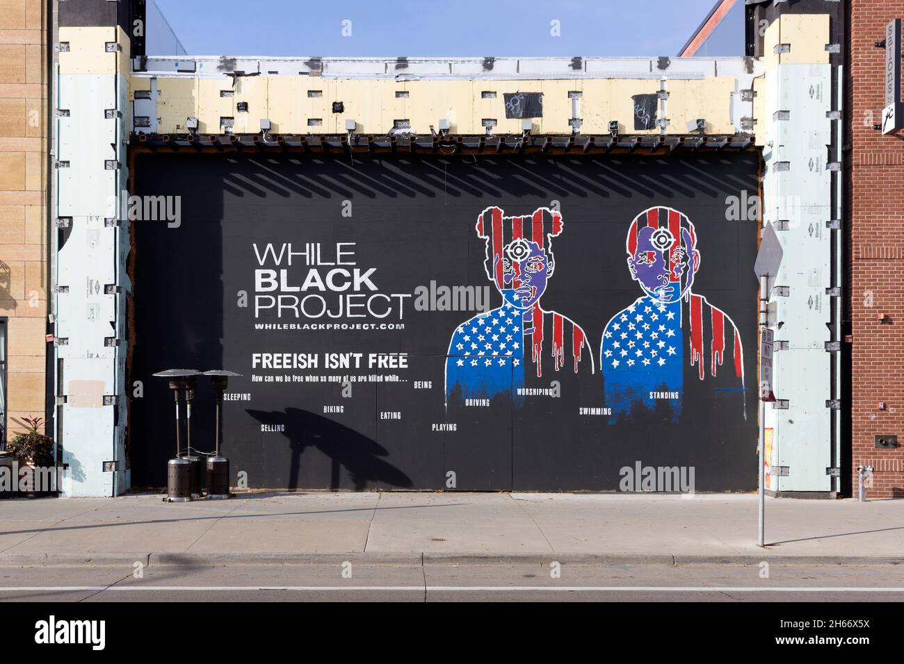 Während Black Project Wandbild von Cadex Herrera mit zwei jungen Menschen mit Pistole Sichtziele auf ihren Stirnen illustriert die Gefahren für die Menschen von Stockfoto