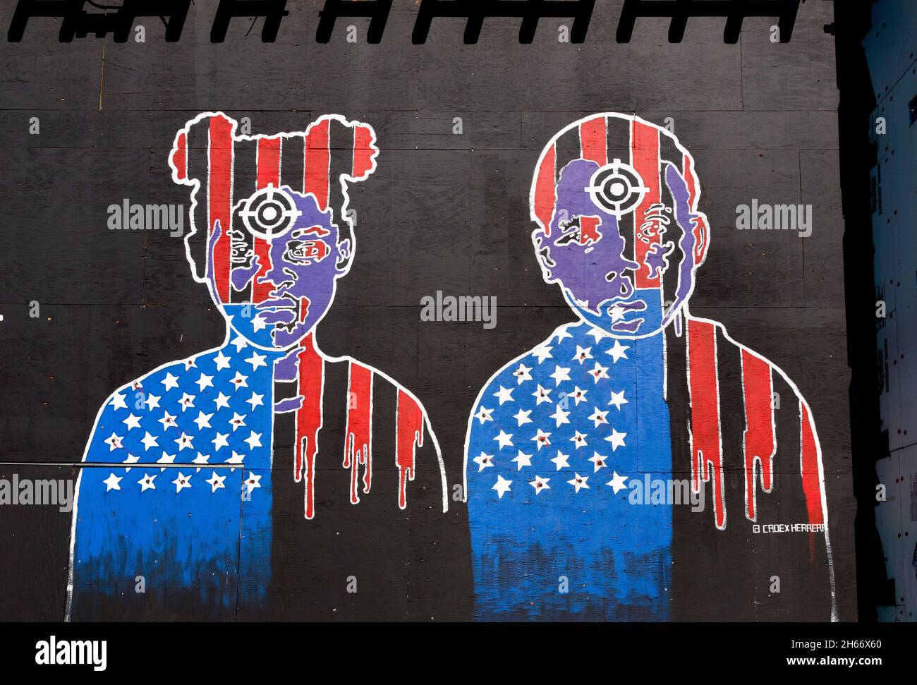 Detail eines Unfinished While Black Project Wandbildes von Cadex Herrera mit zwei jungen Menschen mit Zielscheiben an der Stirn, die Th illustrieren Stockfoto