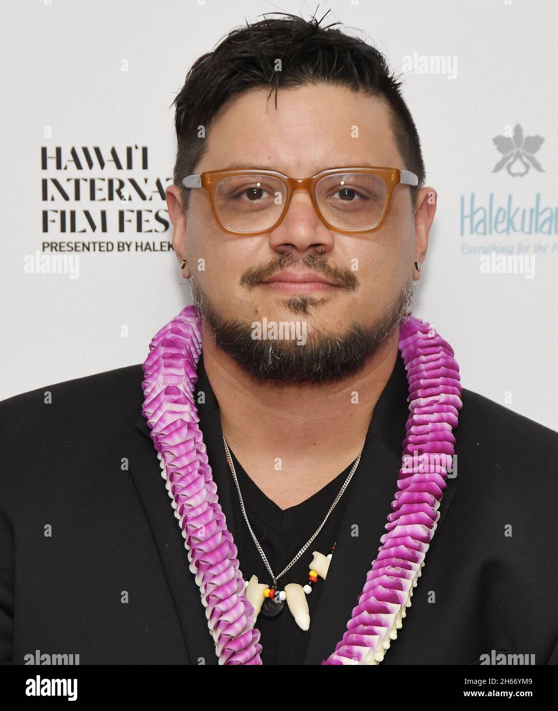 Los Angeles, USA. November 2021. Sterlin Harjo bei der 41. Hawai'i International Film Festival Awards Gala von Halekulani, die am Freitag, dem 12. November 2021, im Halekulani Hotel in Honolulu, HI, stattfand. (Foto: Sthanlee B. Mirador/Sipa USA) Quelle: SIPA USA/Alamy Live News Stockfoto