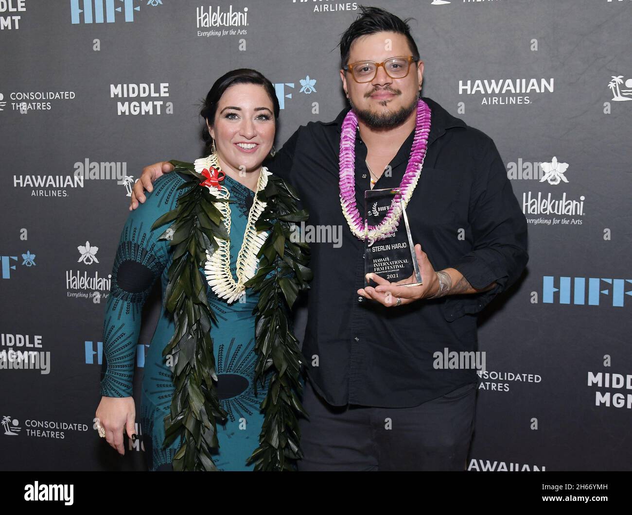 Los Angeles, USA. November 2021. (L-R) HIFF-Geschäftsführer Beckie Stocchetti und Halekulani Maverick-Preisträger Sterlin Harjo bei der 41. Hawai'i International Film Festival Awards Gala von Halekulani, die am Freitag, den 12. November 2021, im Halekulani Hotel in Honolulu, HI, stattfand. (Foto: Sthanlee B. Mirador/Sipa USA) Quelle: SIPA USA/Alamy Live News Stockfoto