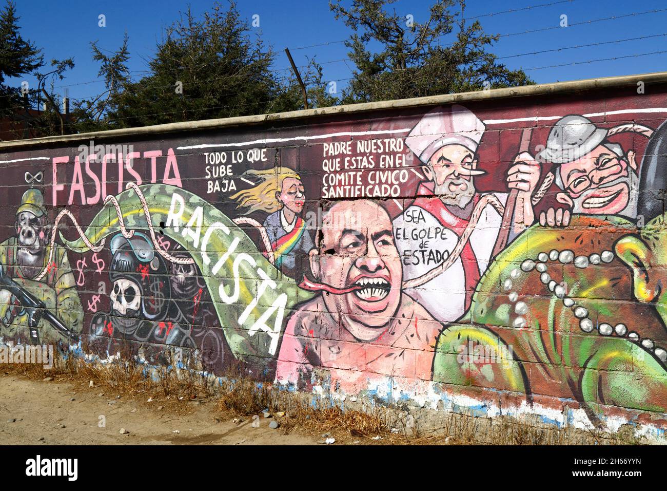 Senkata, El Alto, Bolivien. November 2021. Ein Wandgemälde an der Wand vor der Senkata-Treibstofffabrik, das Gerechtigkeit für die Opfer des Senkata-Massakers fordert. Dies geschah am 19. November 2019 während der Gewalt nach den umstrittenen Präsidentschaftswahlen vom 20. Oktober 2019. Bei gewalttätigen Zusammenstößen zwischen Sicherheitskräften und Anhängern des ehemaligen Präsidenten Evo Morales (der am 10. November zurückgetreten war) starben mindestens 8 Zivilisten. Das Wandbild zeigt sowohl die Interimspräsidentin Jeanine Añez als auch Innenministerin Arturo Murillo, die nach dem Rücktritt von Morales Teil der Interimsregierung waren. Stockfoto