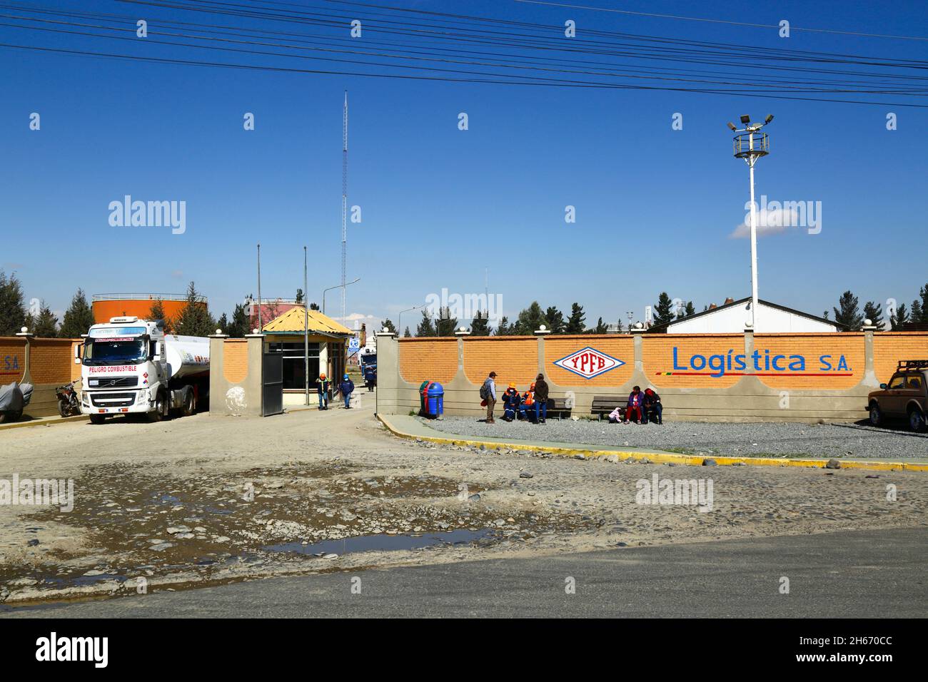 Senkata, El Alto, Bolivien. 13.. November 2021. Ein Tankwagen verlässt das Kraftstoffwerk Senkata auf der Av 6 de Marzo / Camino Oruro in El Alto. Yacimientos Petrolíferos Fiscales Bolivianos (YPFB, Boliviens staatliches Erdöl-/Kohlenwasserstoffunternehmen) verfügt hier über eine große Raffinerie und Lageranlage, die La Paz, El Alto und die Umgebung mit Benzin, Diesel und flüssigem Erdgas versorgt. Stockfoto