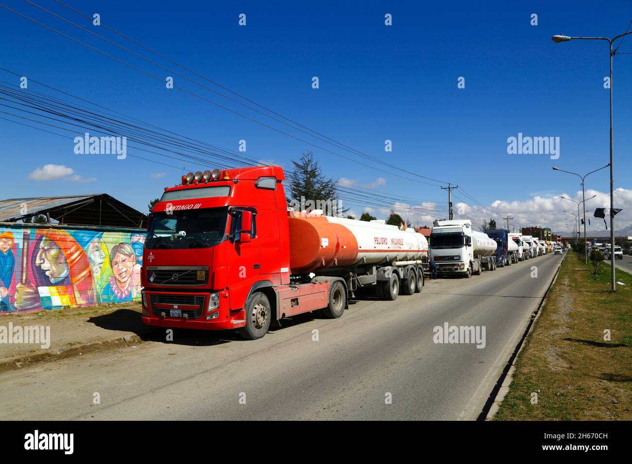 Senkata, El Alto, Bolivien. 13.. November 2021. Tankwagen stehen an der Av 6 de Marzo / Camino Oruro in El Alto vor der Senkata-Brennstofffabrik an. Yacimientos Petrolíferos Fiscales Bolivianos (YPFB, Boliviens staatliches Erdöl-/Kohlenwasserstoffunternehmen) verfügt hier über eine große Raffinerie und Lageranlage: Sie ist auch das Vertriebszentrum für die Versorgung von La Paz, El Alto und der Umgebung. Stockfoto