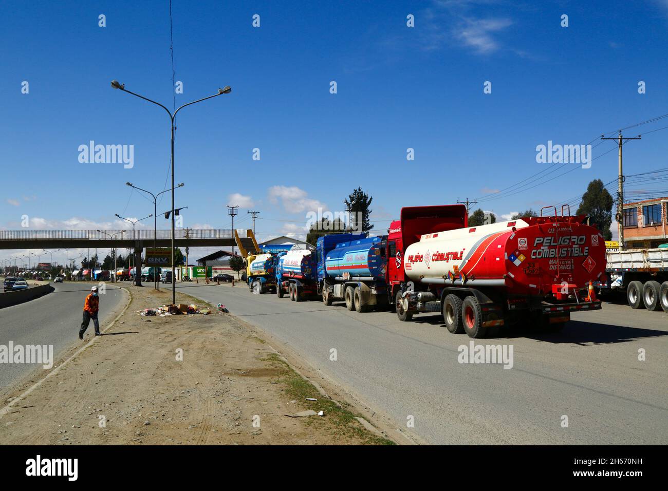 Senkata, El Alto, Bolivien. 13.. November 2021. Tankwagen stehen an der Av 6 de Marzo / Camino Oruro in El Alto vor der Senkata-Brennstofffabrik an. Yacimientos Petrolíferos Fiscales Bolivianos (YPFB, Boliviens staatliches Erdöl-/Kohlenwasserstoffunternehmen) verfügt hier über eine große Raffinerie und Lageranlage: Sie ist auch das Vertriebszentrum für die Versorgung von La Paz, El Alto und der Umgebung. Stockfoto