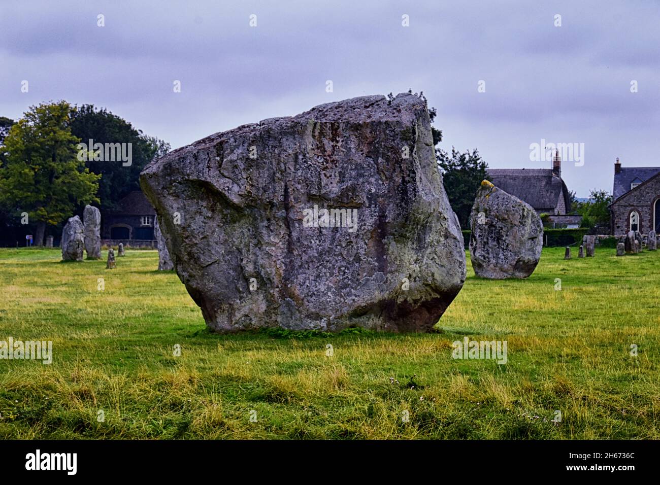 Avebury Stone Circle Henge Monument steht in Wiltshire, Südwestengland, einer der bekanntesten prähistorischen größten Megalithanlagen der Welt. Stockfoto