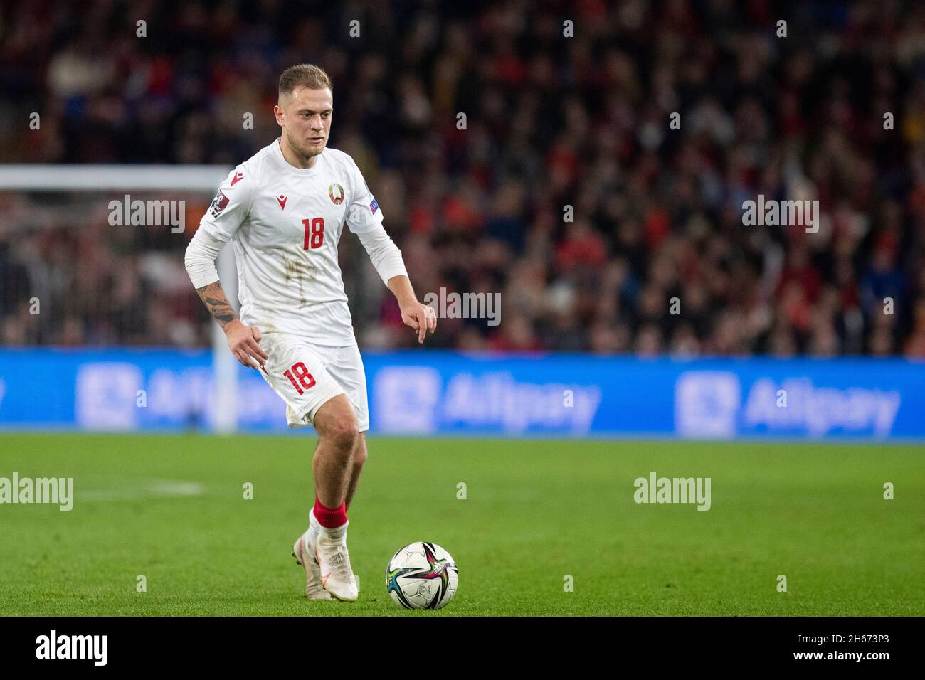 Cardiff, Wales, Großbritannien. November 2021. Pavel Sedko aus Weißrussland beim Qualifikationsspiel der Weltmeisterschaft 2022 zwischen Wales und Weißrussland im Cardiff City Stadium. Kredit: Mark Hawkins/Alamy Live Nachrichten Stockfoto