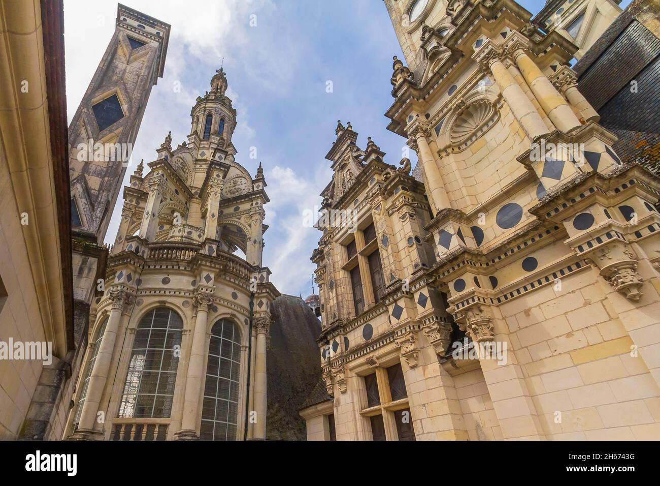 Blick von der Dachterrasse auf die riesigen beeindruckenden Türme des Chateau Chambord Stockfoto