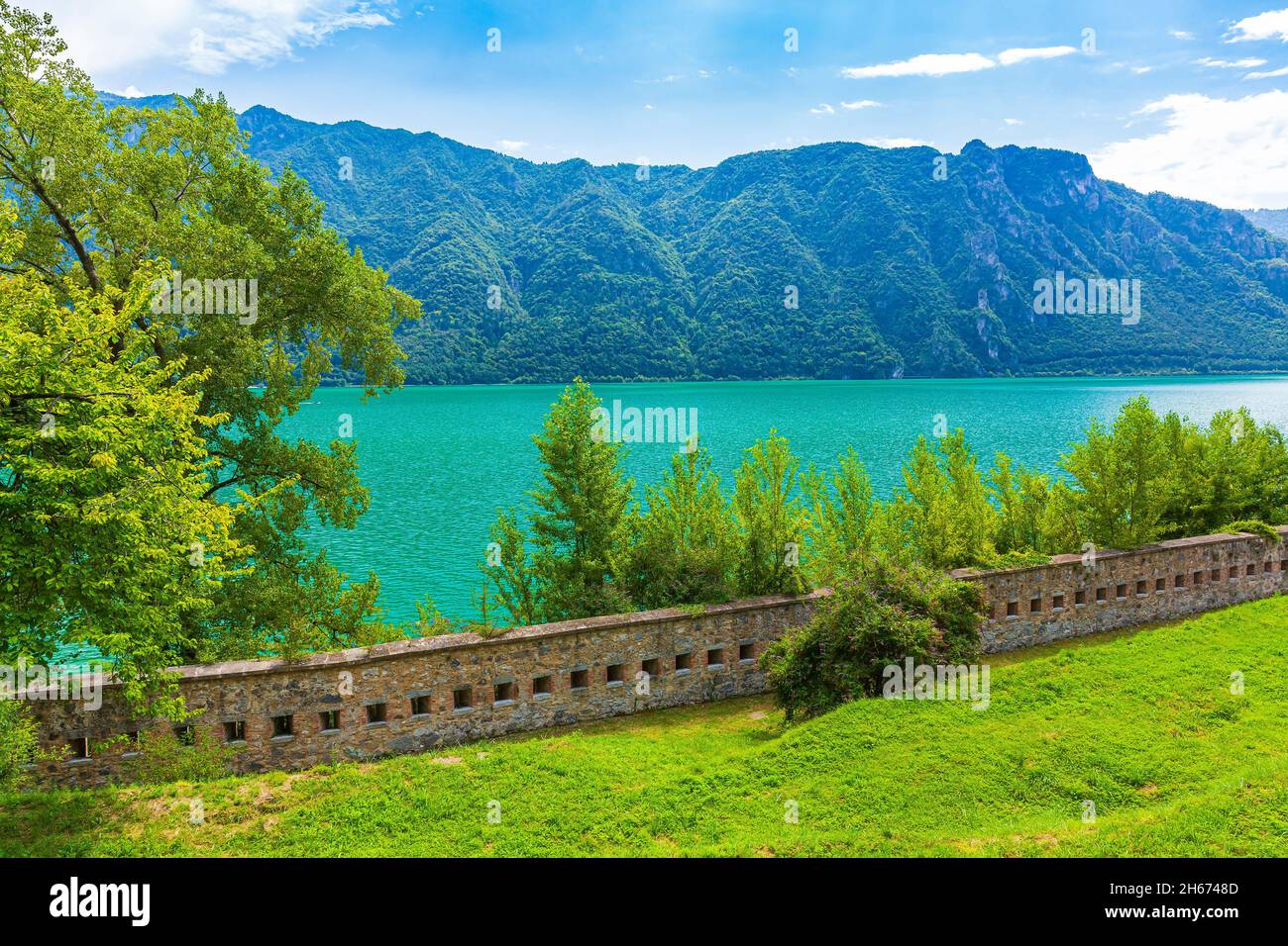 Sightseeing in der schönen Landschaft von Idrosee Rocca d'Anfo Italien, Ruinen einer alten Bunker. Bewölkten Sommertag, bunte Szene. Stockfoto