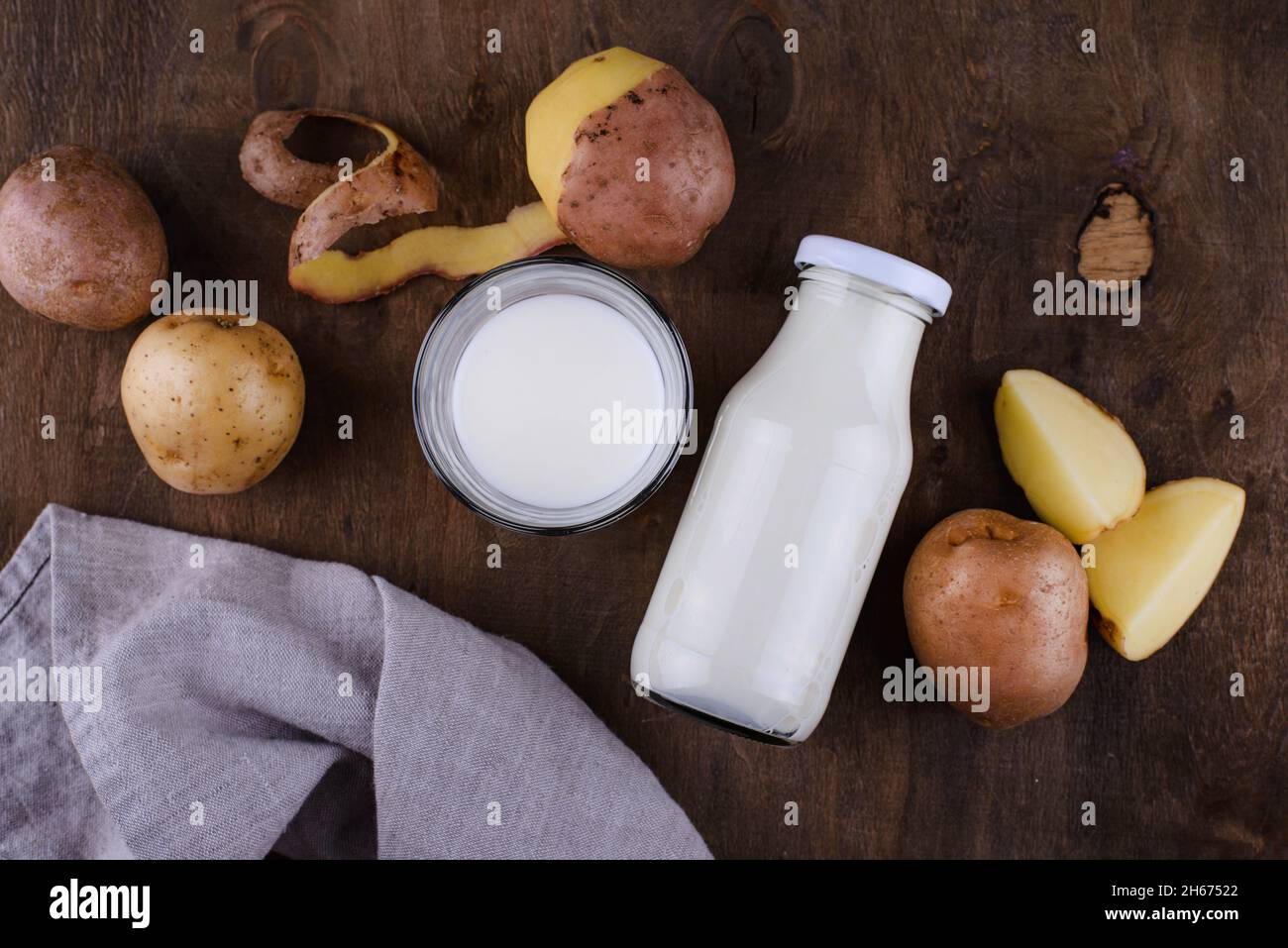 Kartoffelmilch. Gesundes veganes Getränk ohne Milchprodukte Stockfoto