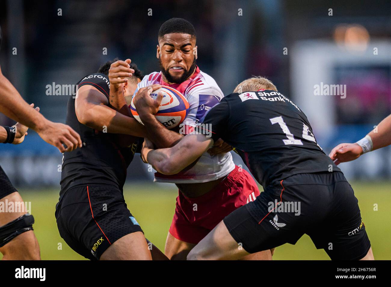 LONDON, GROSSBRITANNIEN. November 2021. Lennox Anyanwu von Harlequins wird während des Premiership Rugby-Spiels zwischen Saracens Men und Harlekins im StoneX Stadium am Samstag, dem 13. November 2021, angegangen. LONDON, ENGLAND. Kredit: Taka G Wu/Alamy Live Nachrichten Stockfoto