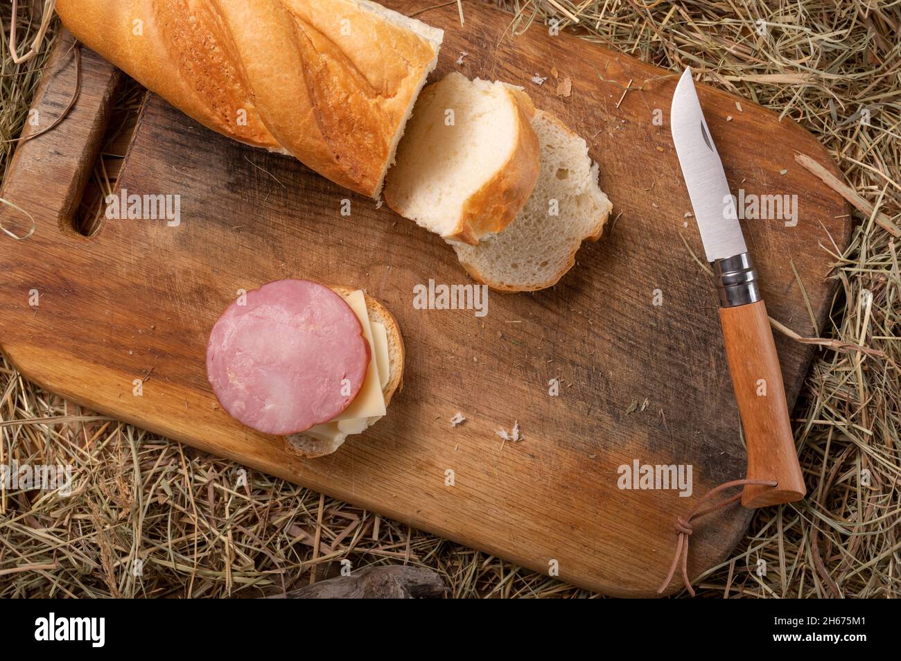 Französisches Klappmesser und Würstchen-Sandwich. Ein faltbares  Küchenmesser und ein hausgemachtes Sandwich. Blick von oben Stockfotografie  - Alamy