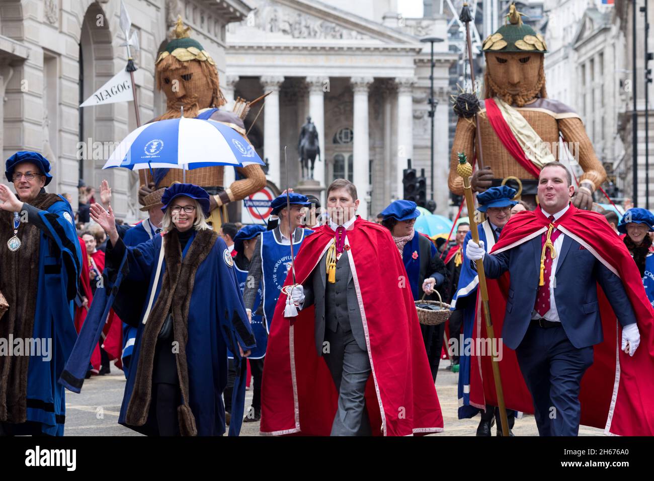 London, Großbritannien. November 2021. Mitglieder der Worshipful Company of Basketmakers sahen während der Parade mit den Riesen Gog und Magog entlang der Bank of England marschieren.die Lord Mayor's Show geht zurück auf das frühe 13. Jahrhundert, als König John der City of London unverschroben erlaubte, einen eigenen Bürgermeister zu ernennen. Jedes Jahr führt der neu gewählte Bürgermeister in einer goldenen Kutsche durch die Stadt, um der Krone Treue zu schwören. In diesem Jahr wurde Alderman Vincent Keaveny zum 693. Oberbürgermeister der City of London gewählt. Die Parade beginnt am Herrenhaus. Kredit: SOPA Images Limited/Alamy Live Nachrichten Stockfoto